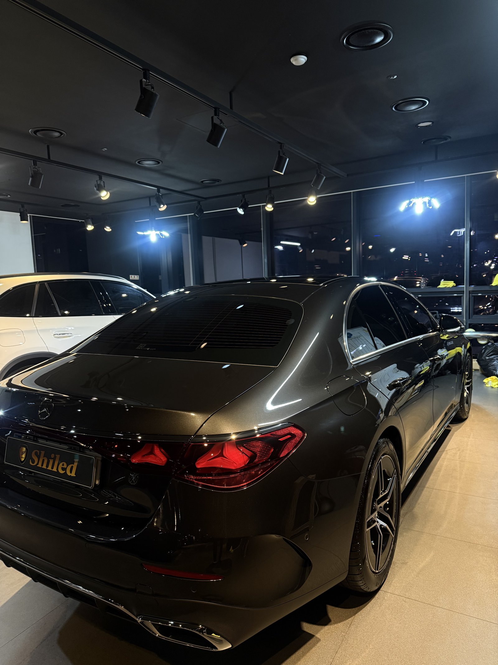 벤츠 E200 AMG 그레이 신차 후측면 - 출고 전 코팅