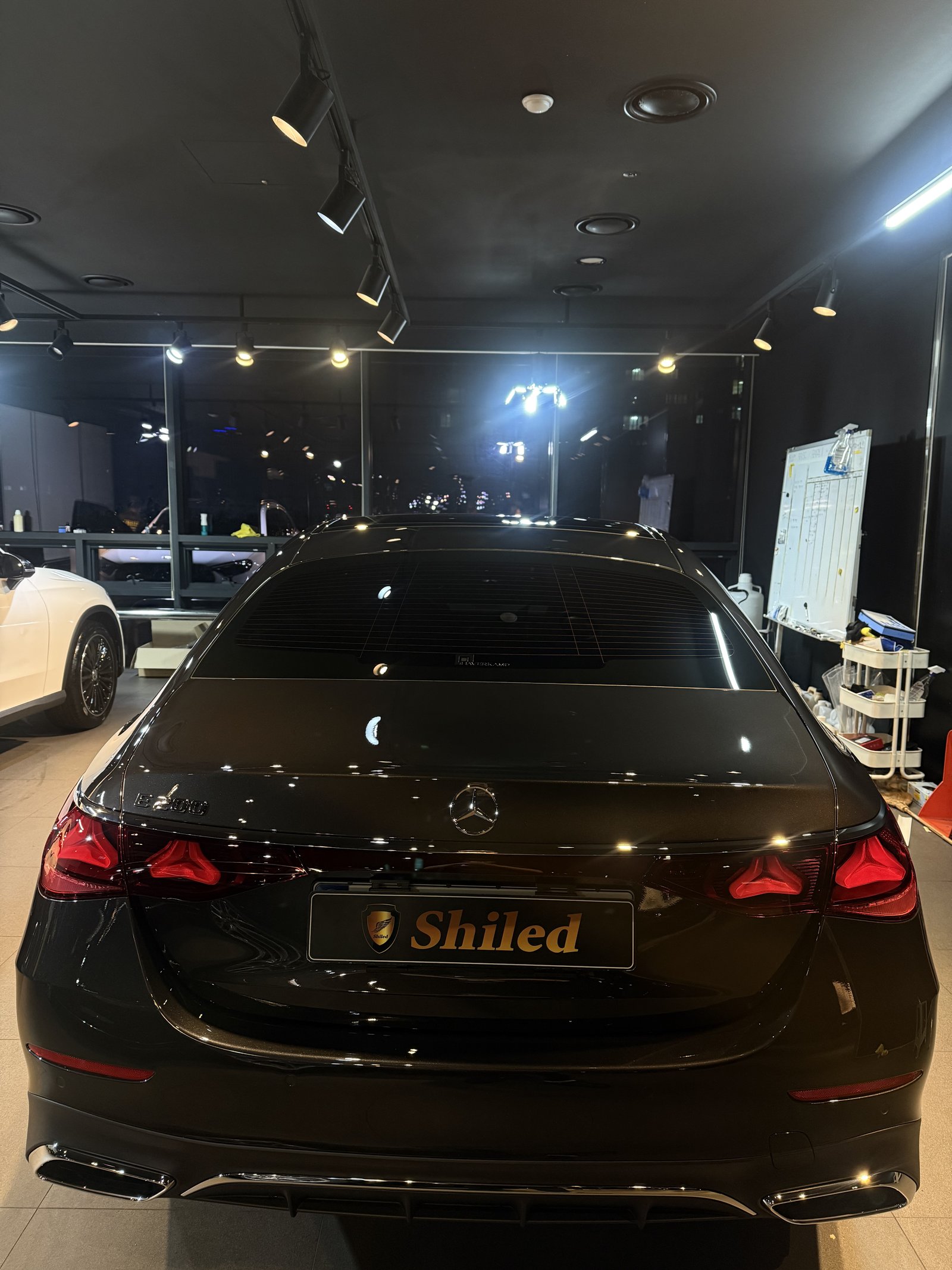 벤츠 E200 AMG 그레이 신차 후면 - 부산 쉴드광택 신차코팅