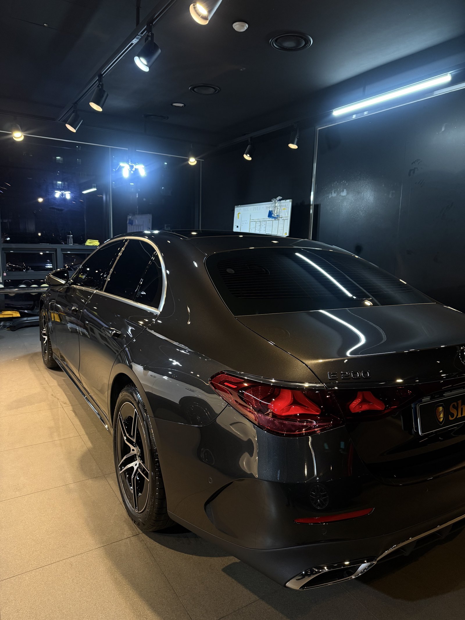 벤츠 E200 AMG 그레이 신차 측후면 광택 - 부산 유리막코팅