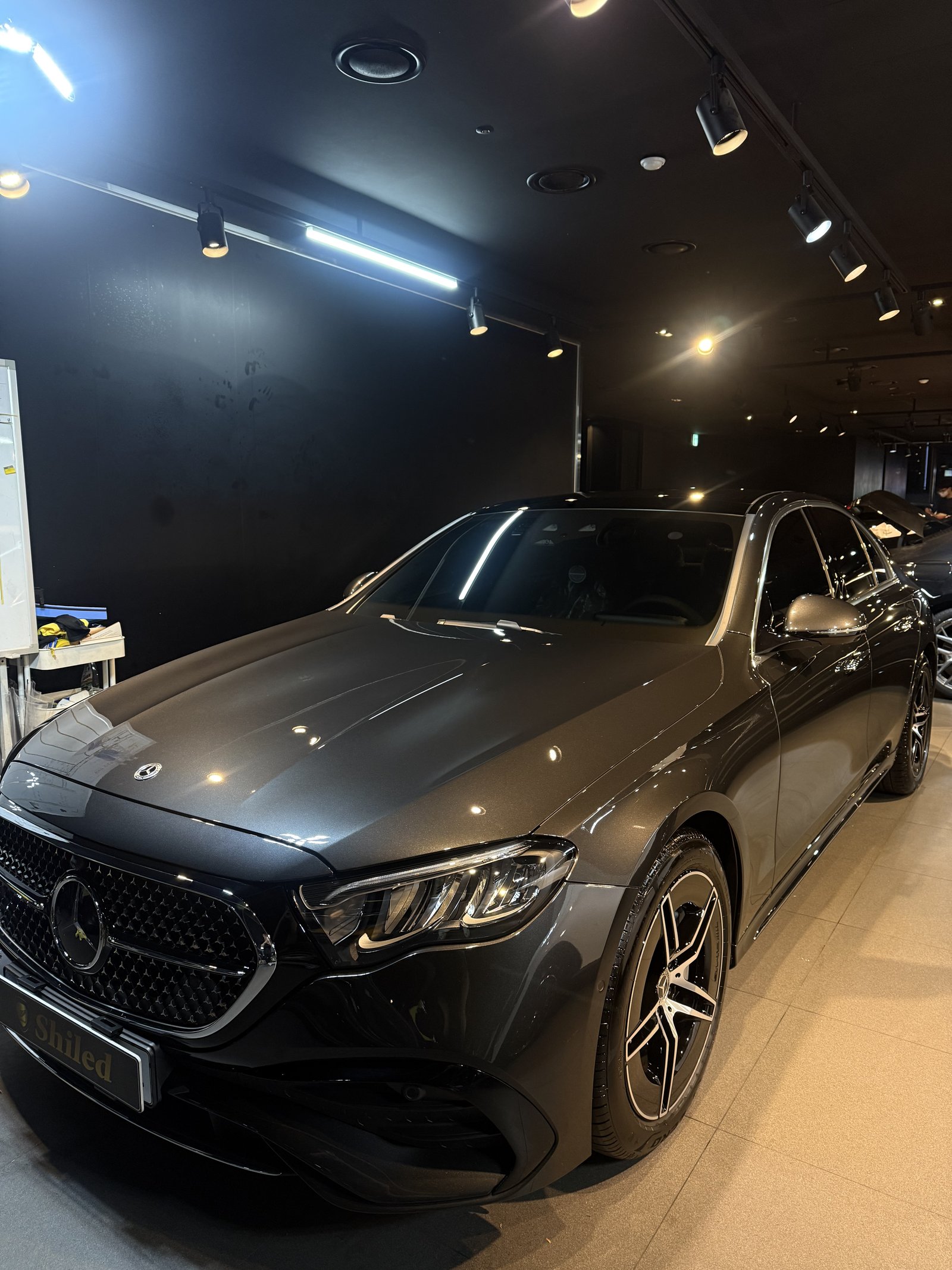 벤츠 E200 AMG 그레이 신차 전측면 반사
