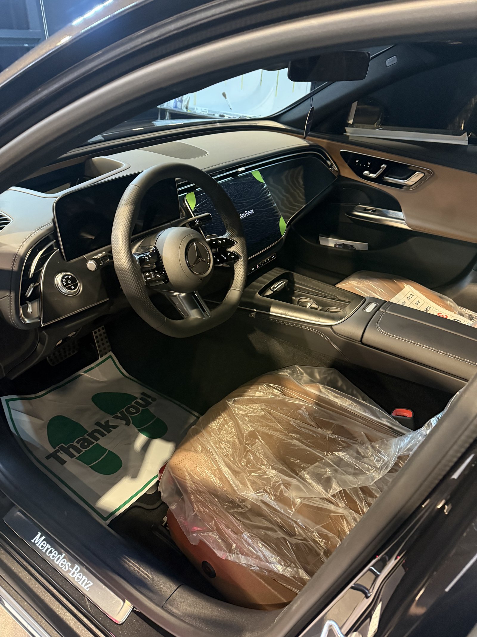 벤츠 E200 AMG 그레이 신차 실내 운전석 - 출고 전 컨디션