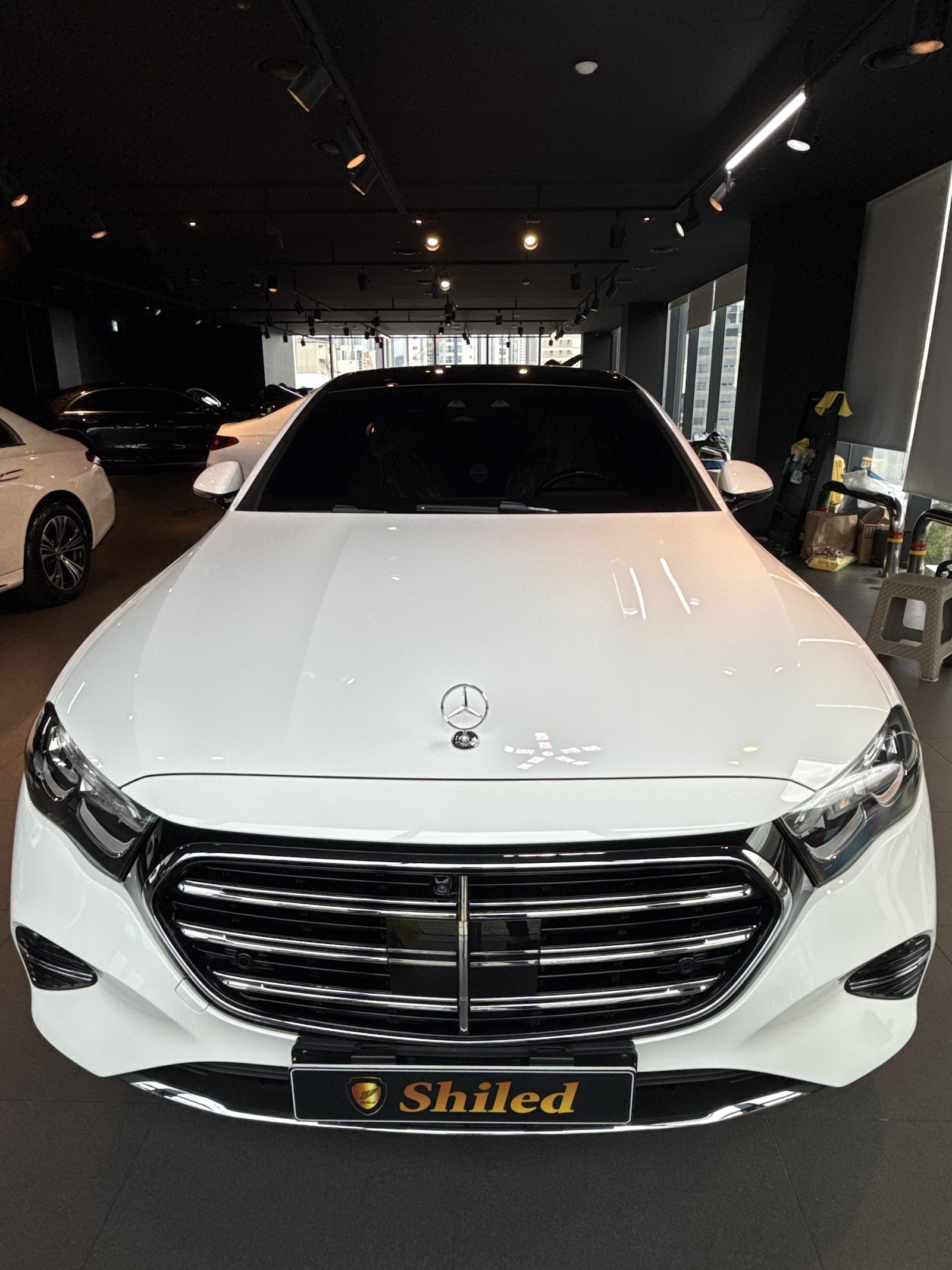 벤츠 E200 EX 백색 신차 유리막코팅 정면 - 부산 쉴드광택