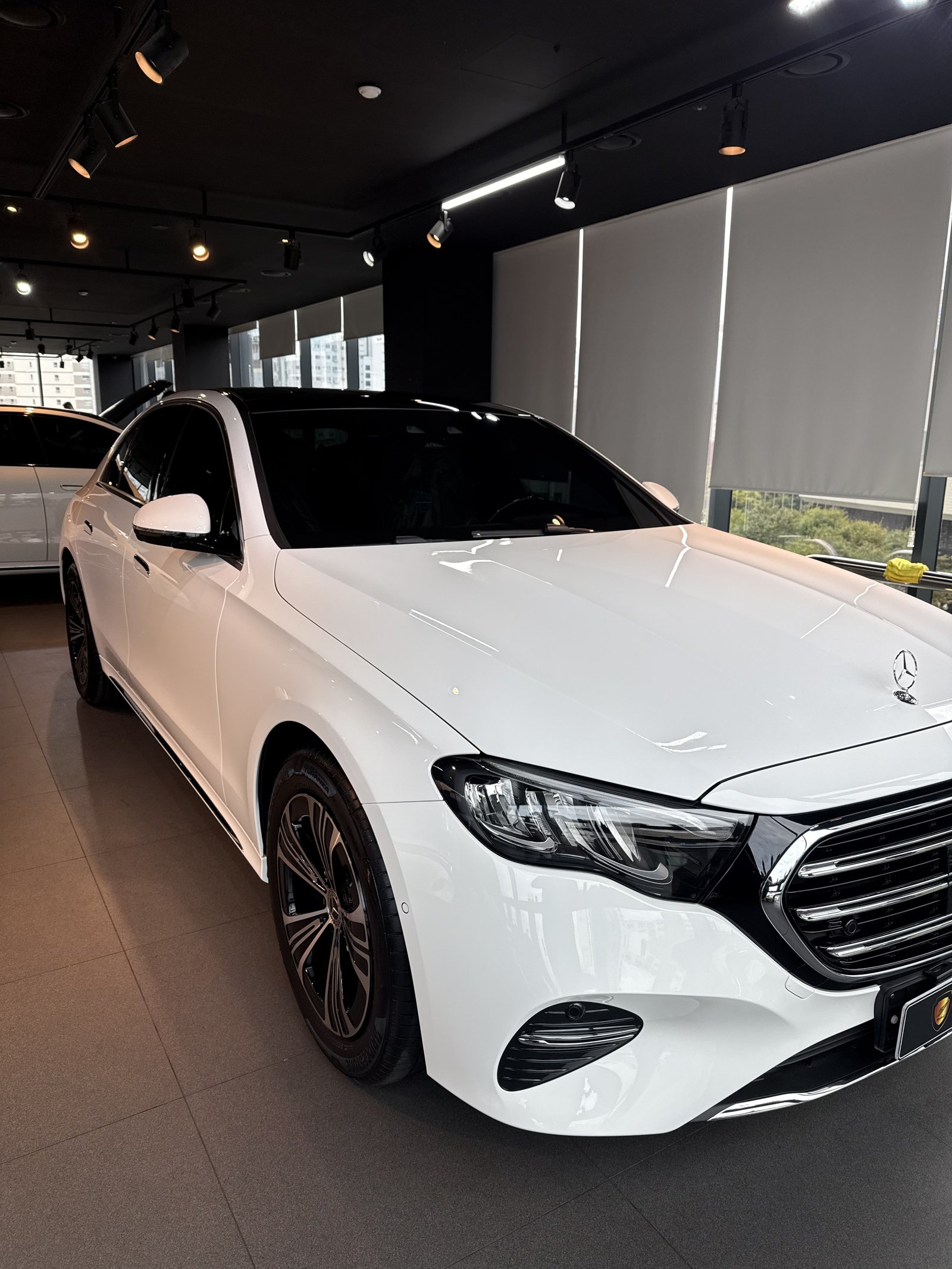 벤츠 E200 EX 백색 신차 전측면 - 부산 유리막코팅
