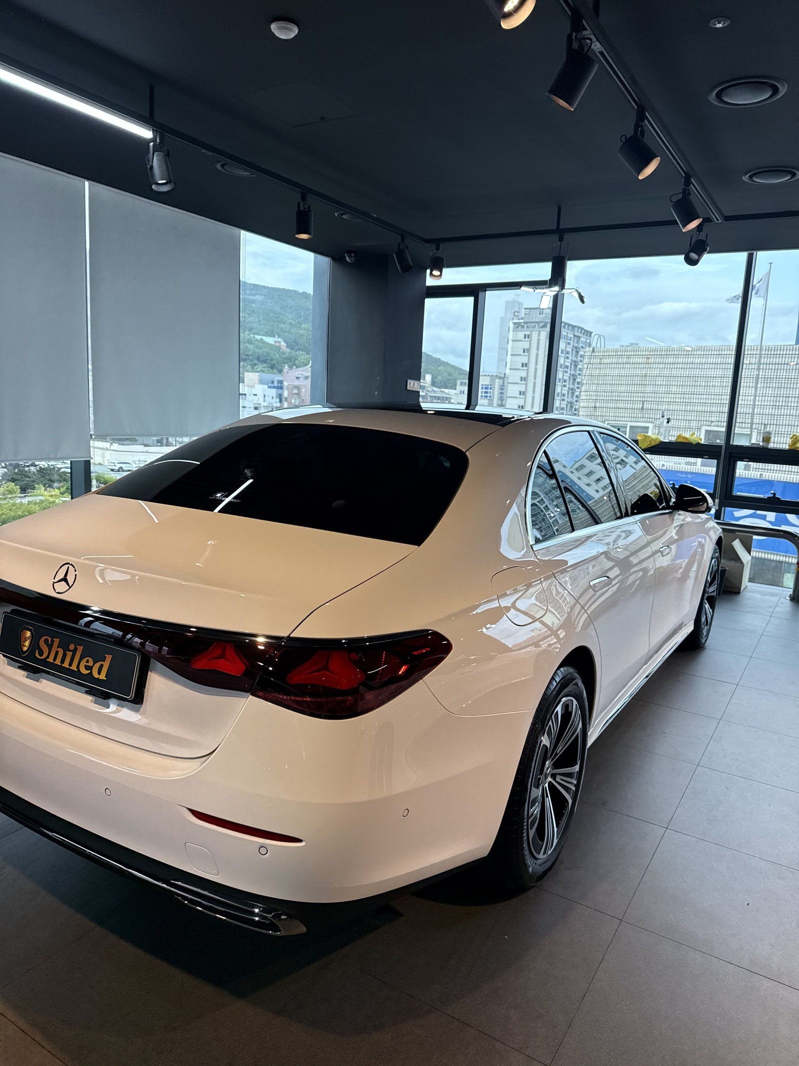 벤츠 E200 EX 백색 신차 후측면 - 출고 전 코팅