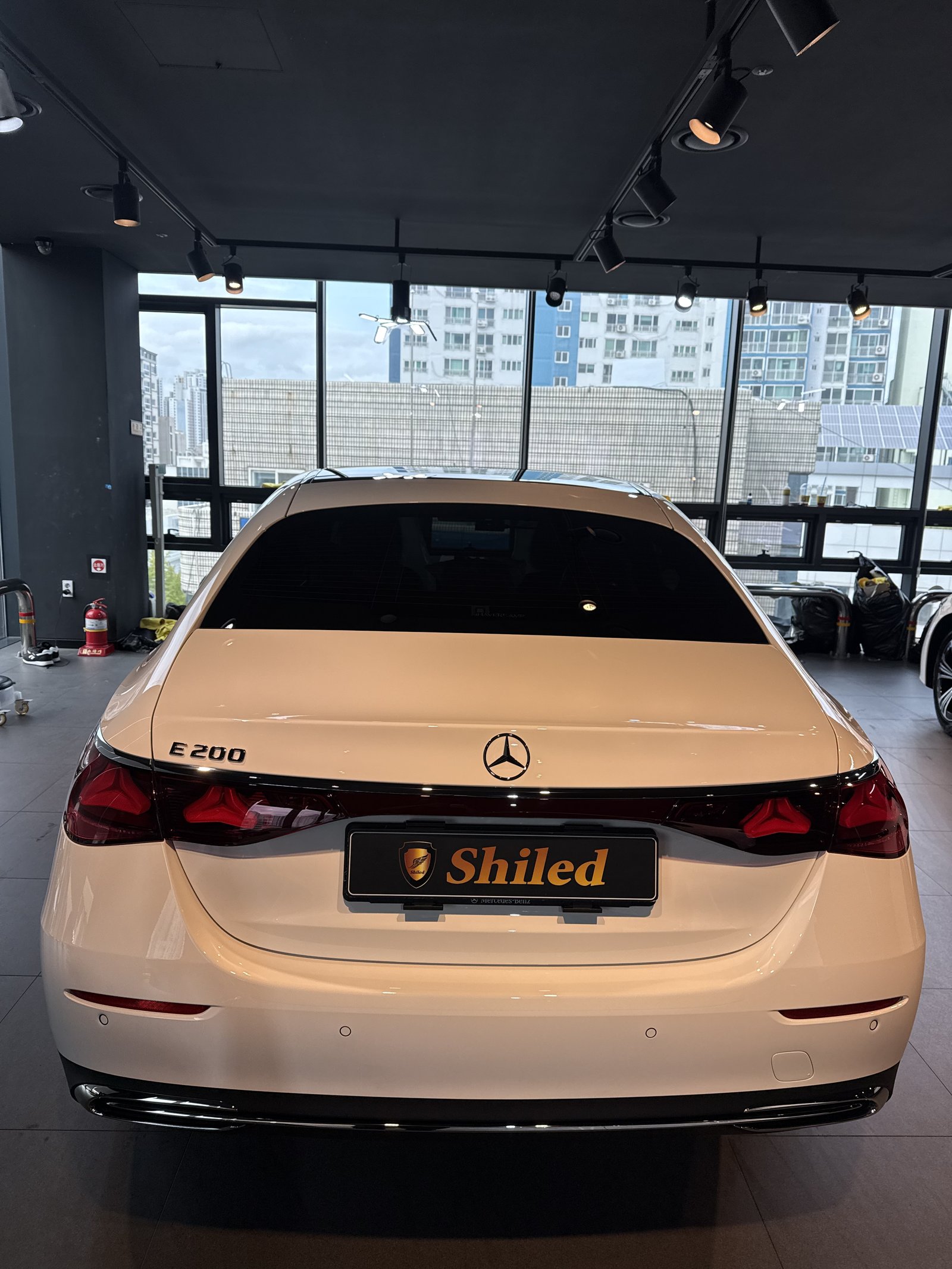 벤츠 E200 EX 백색 신차 후면 - 부산 쉴드광택 신차코팅