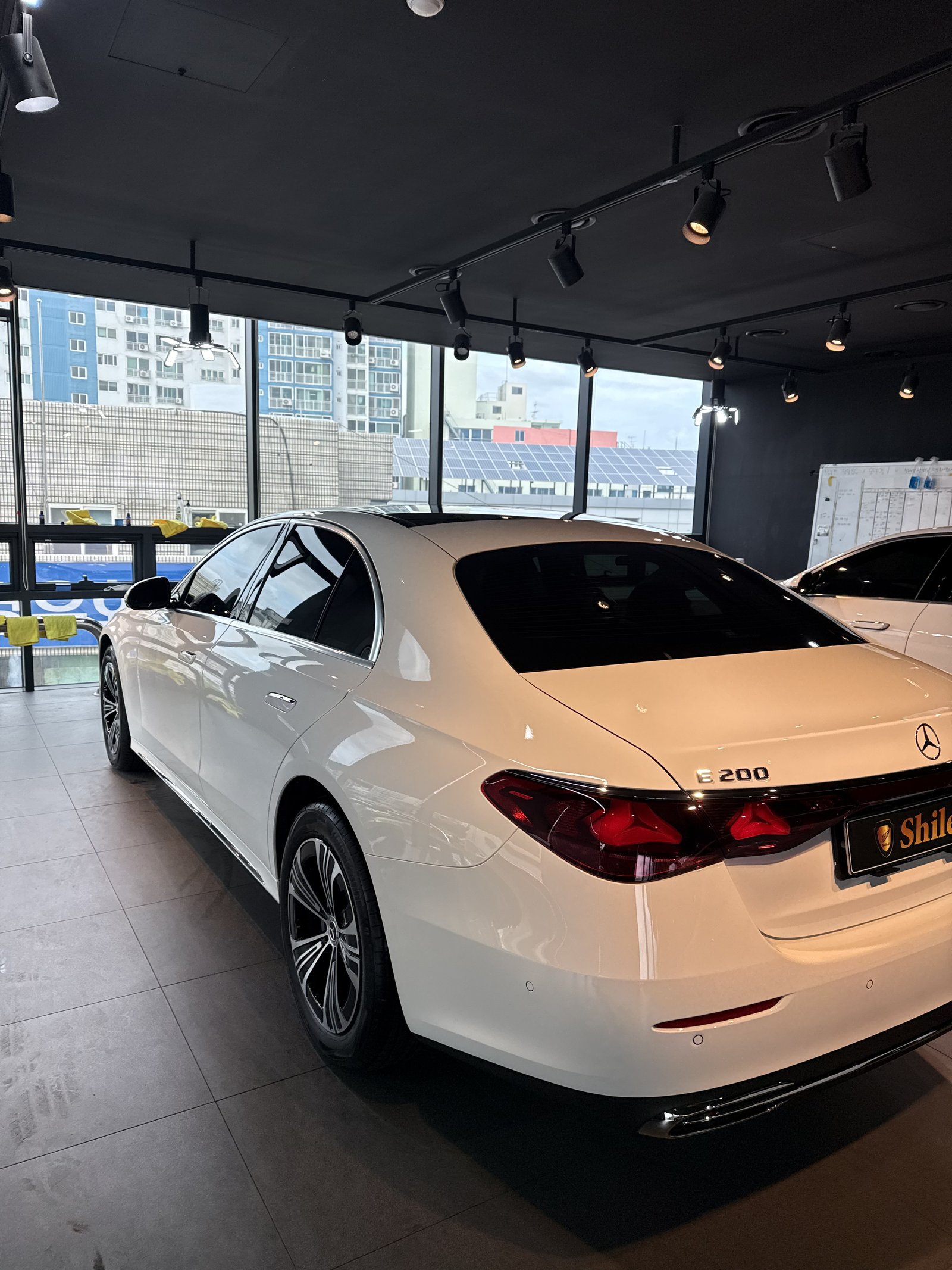 벤츠 E200 EX 백색 신차 측후면 광택 - 부산 유리막코팅