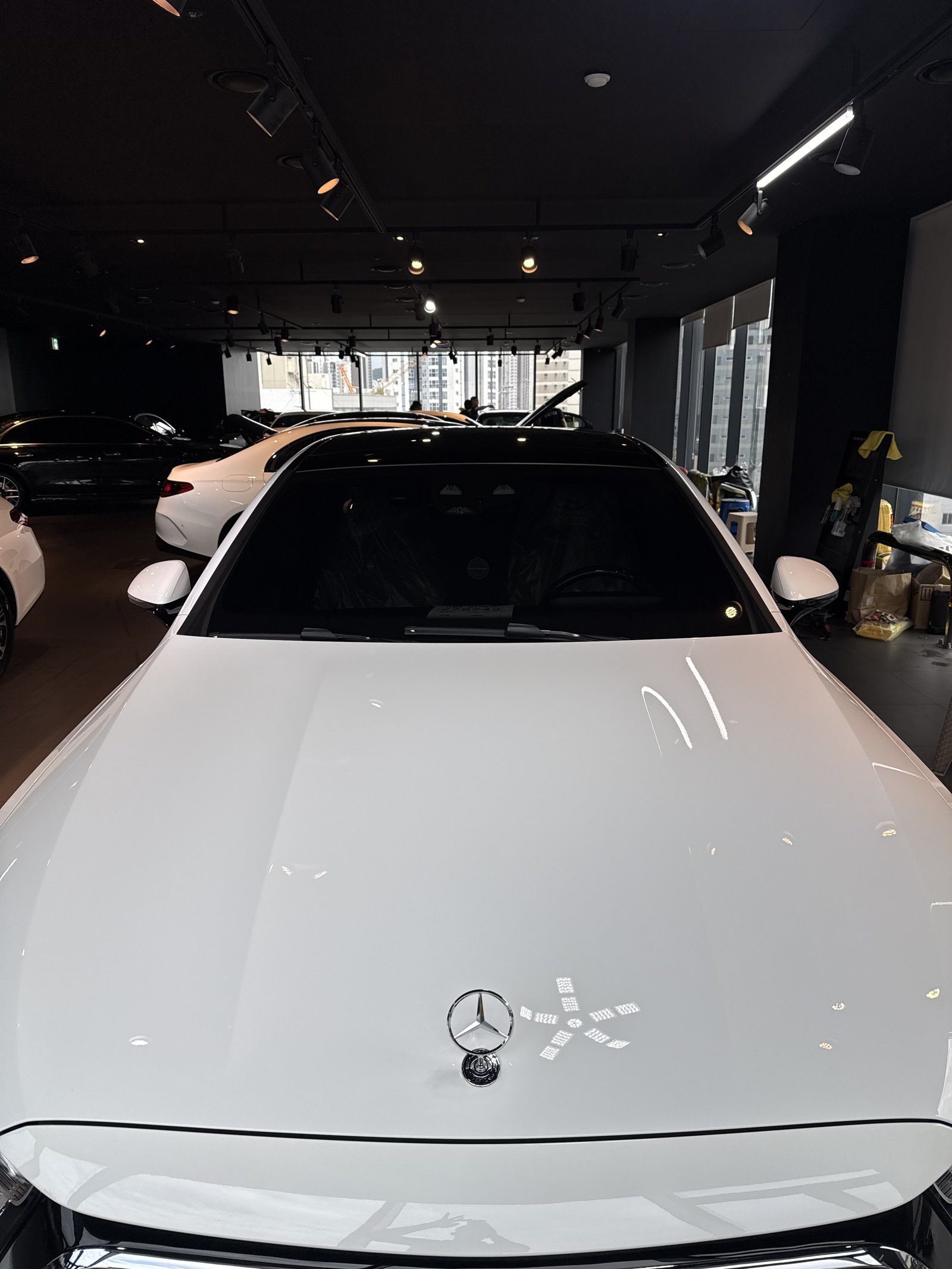 벤츠 E200 EX 백색 신차 보닛 반사 - 출고 전 유리막코팅