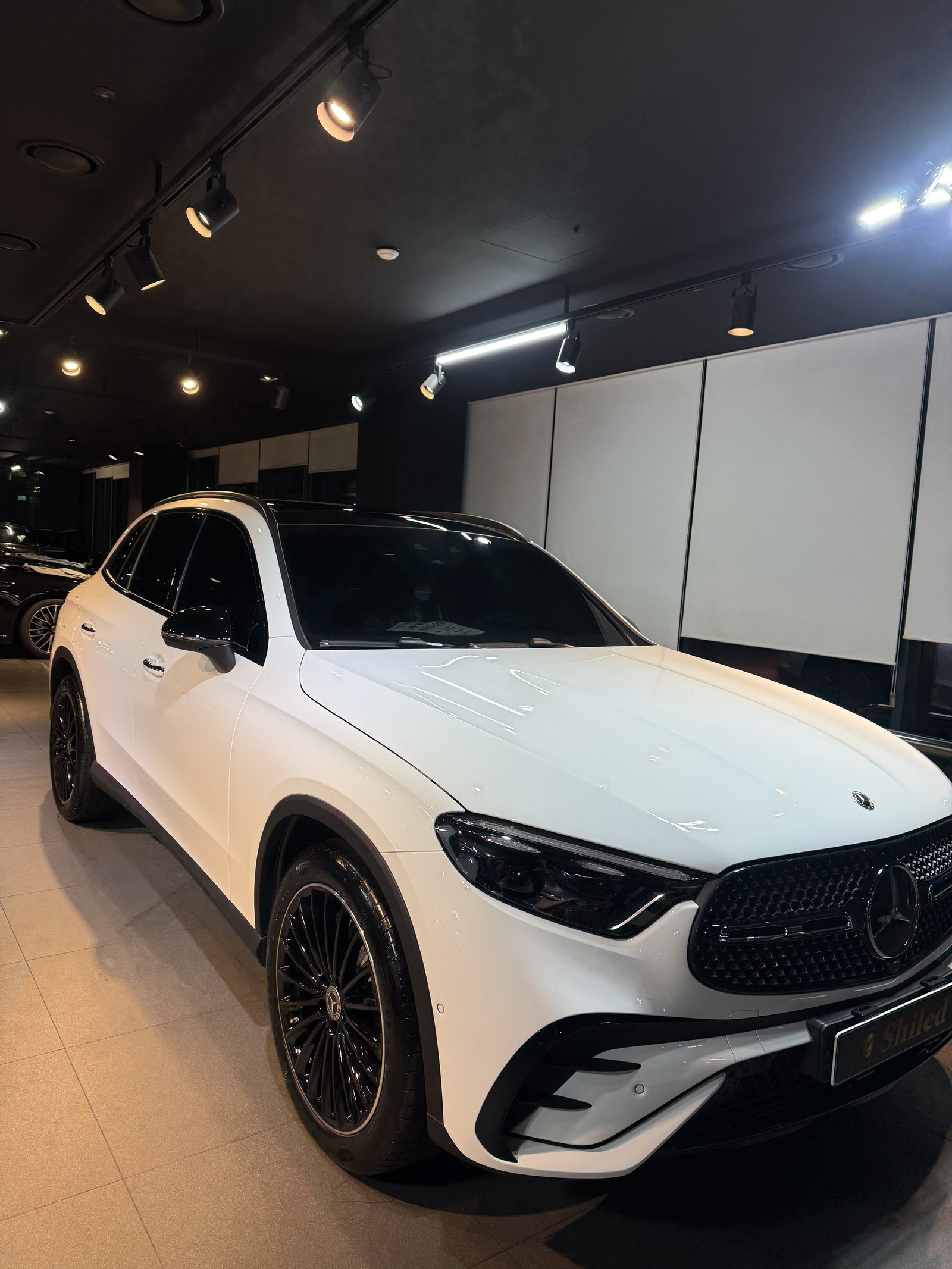 벤츠 GLC300 AMG 백색 신차 전측면 - 부산 유리막코팅