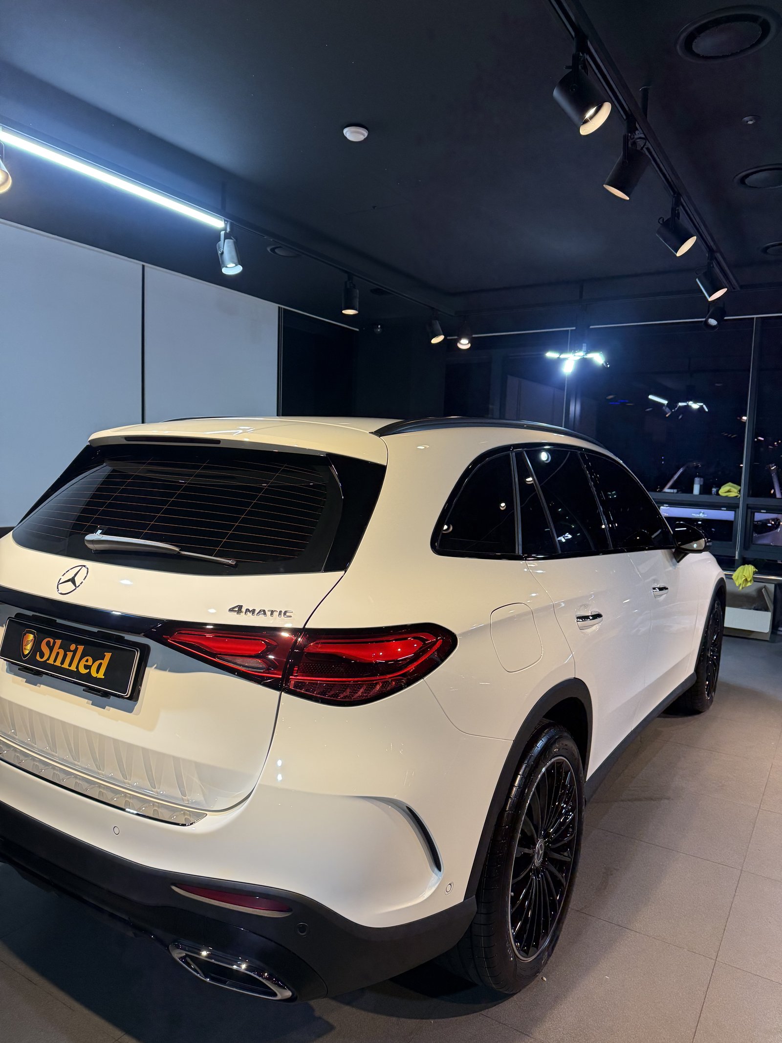 벤츠 GLC300 AMG 백색 신차 후측면 - 출고 전 코팅