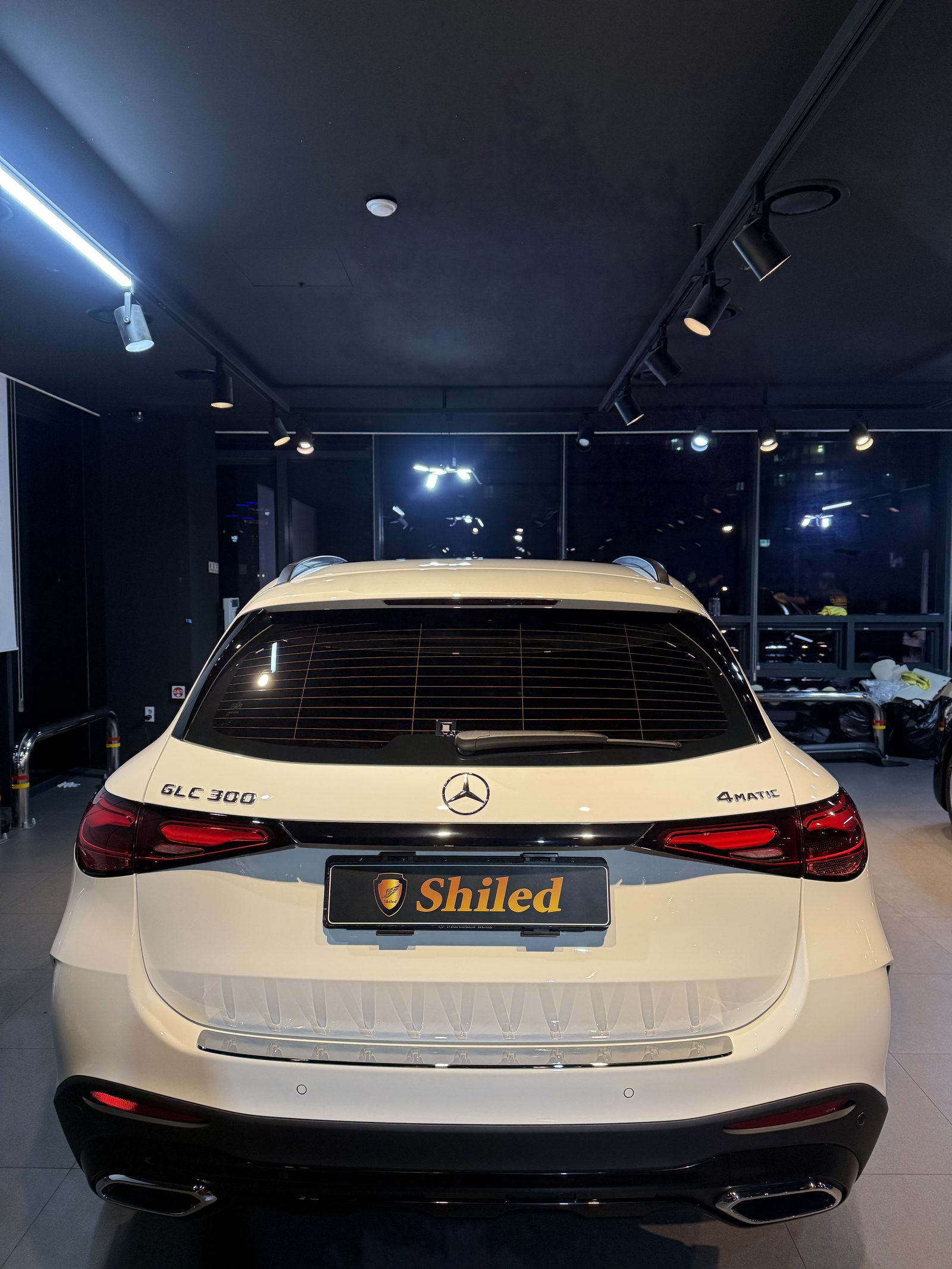 벤츠 GLC300 AMG 백색 신차 후면 - 부산 쉴드광택 신차코팅