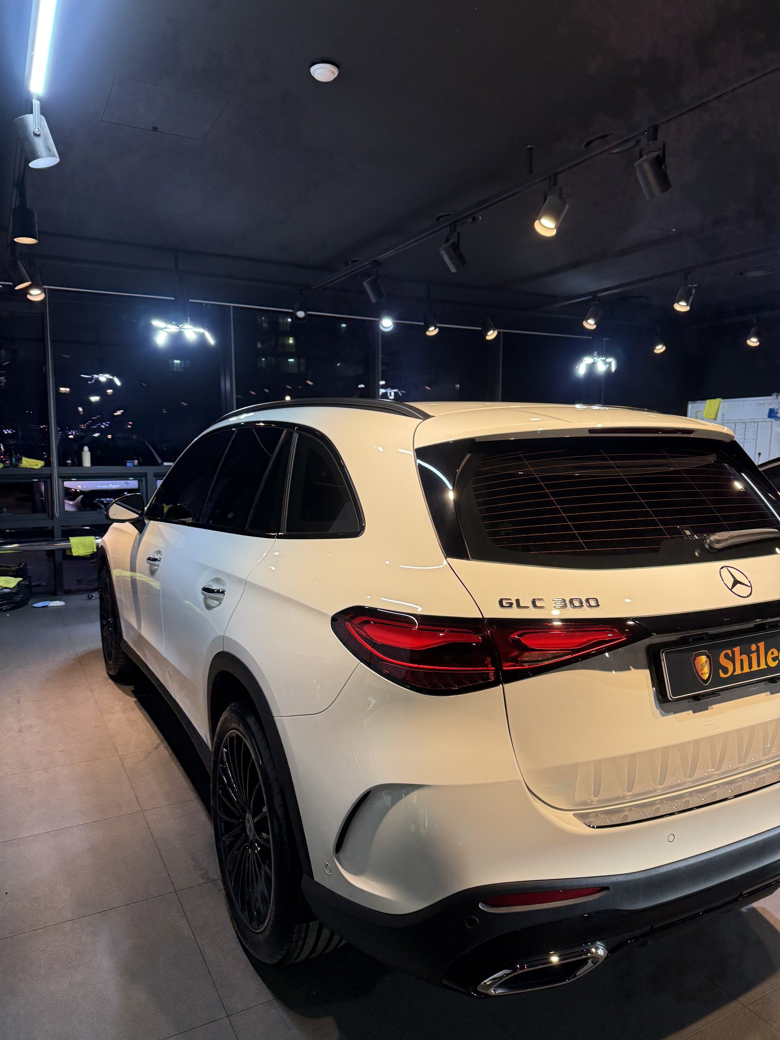 벤츠 GLC300 AMG 백색 신차 측후면 광택 - 부산 유리막코팅