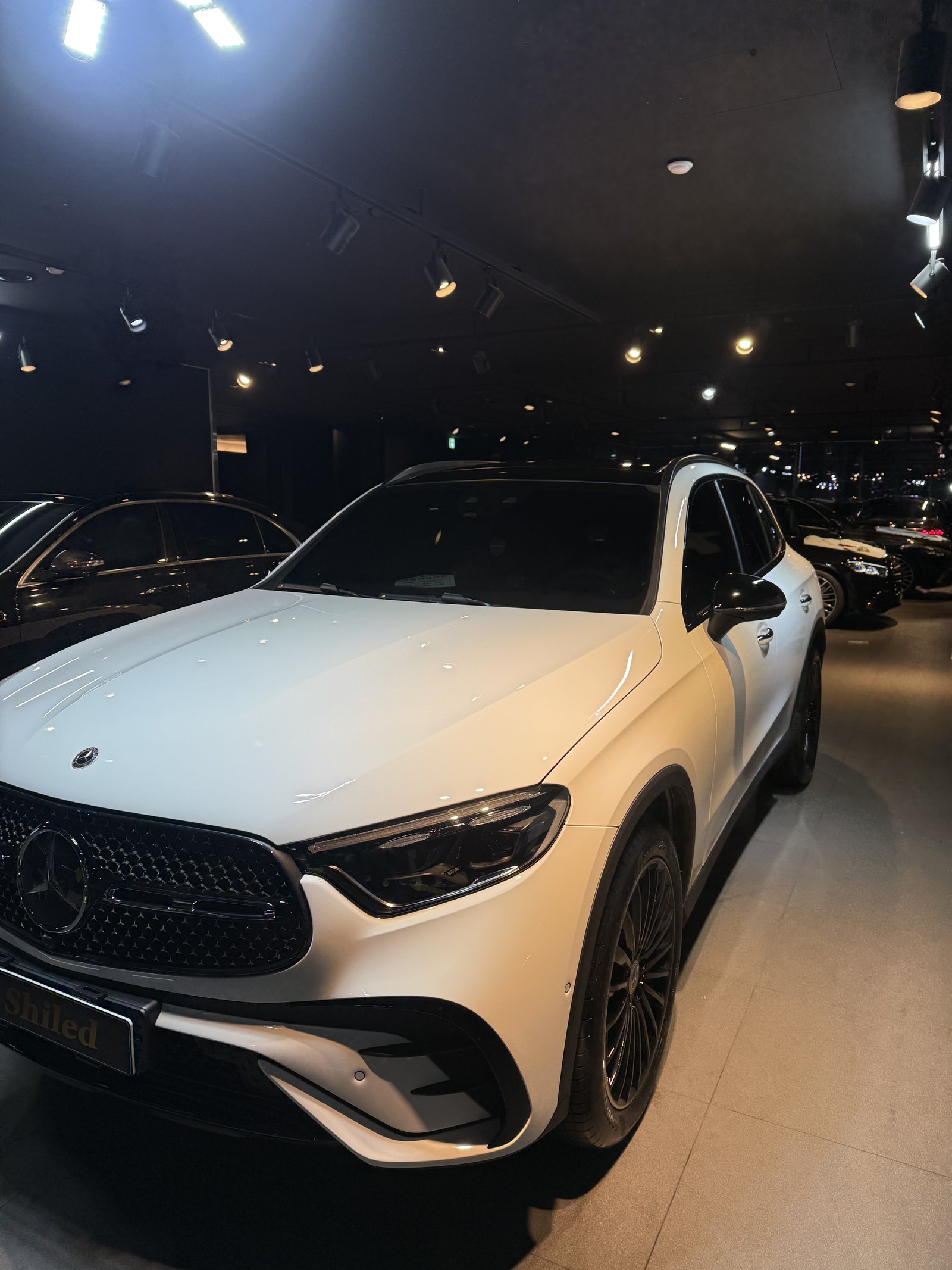 벤츠 GLC300 AMG 백색 신차 전측면 반사