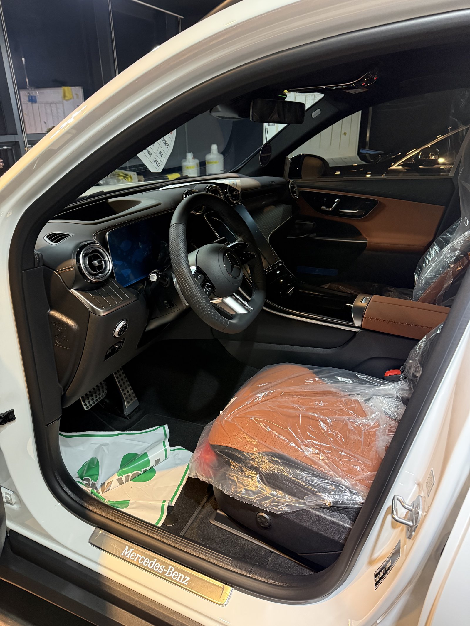 벤츠 GLC300 AMG 백색 신차 실내 운전석 - 출고 전 컨디션