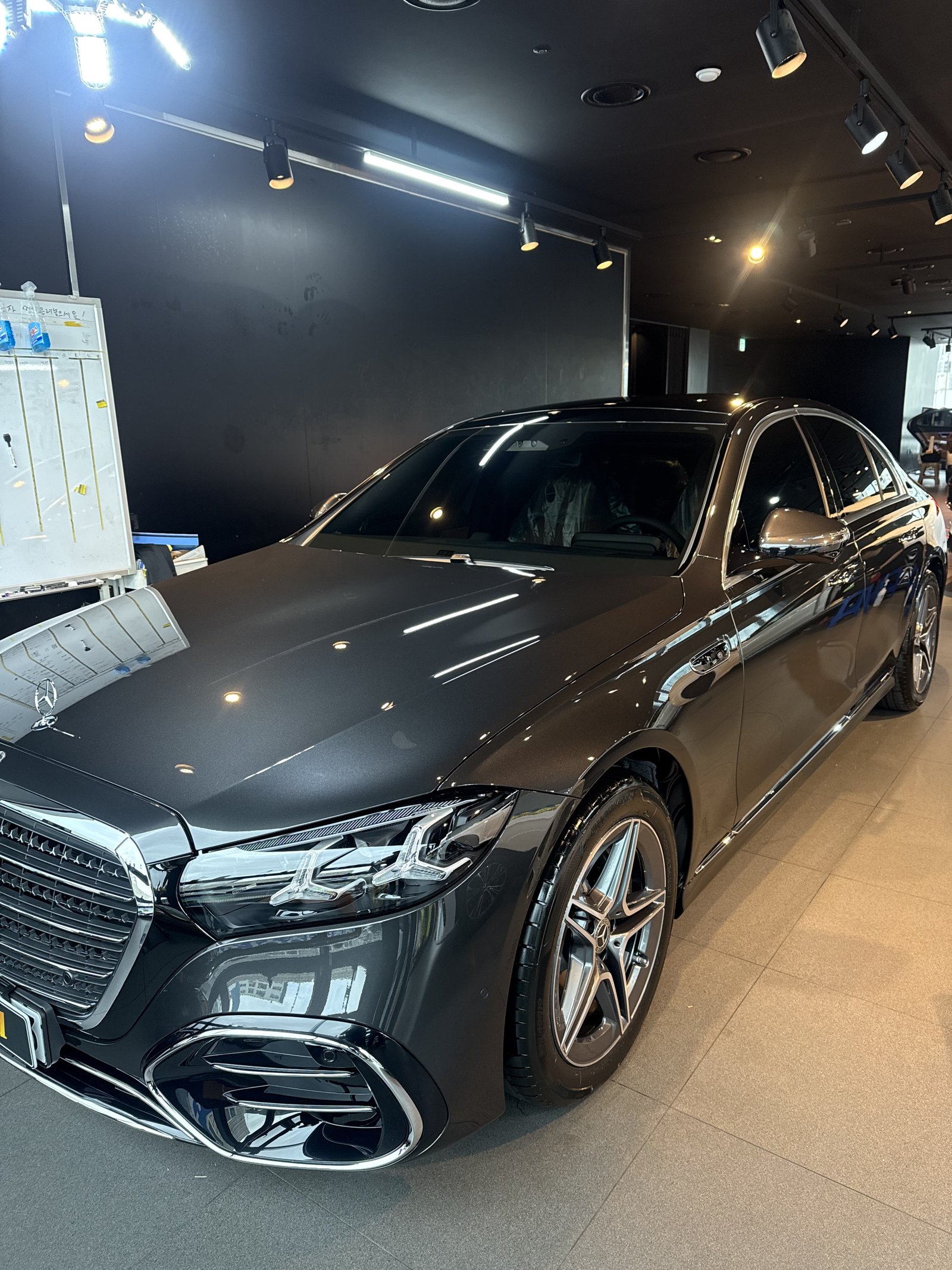 벤츠 S450 그레이 신차 전측면 반사