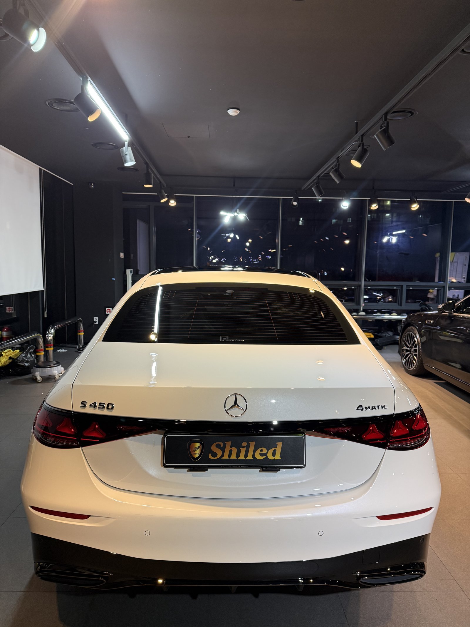 벤츠 S450 4MATIC 백색 신차 후면 - 부산 쉴드광택 신차코팅