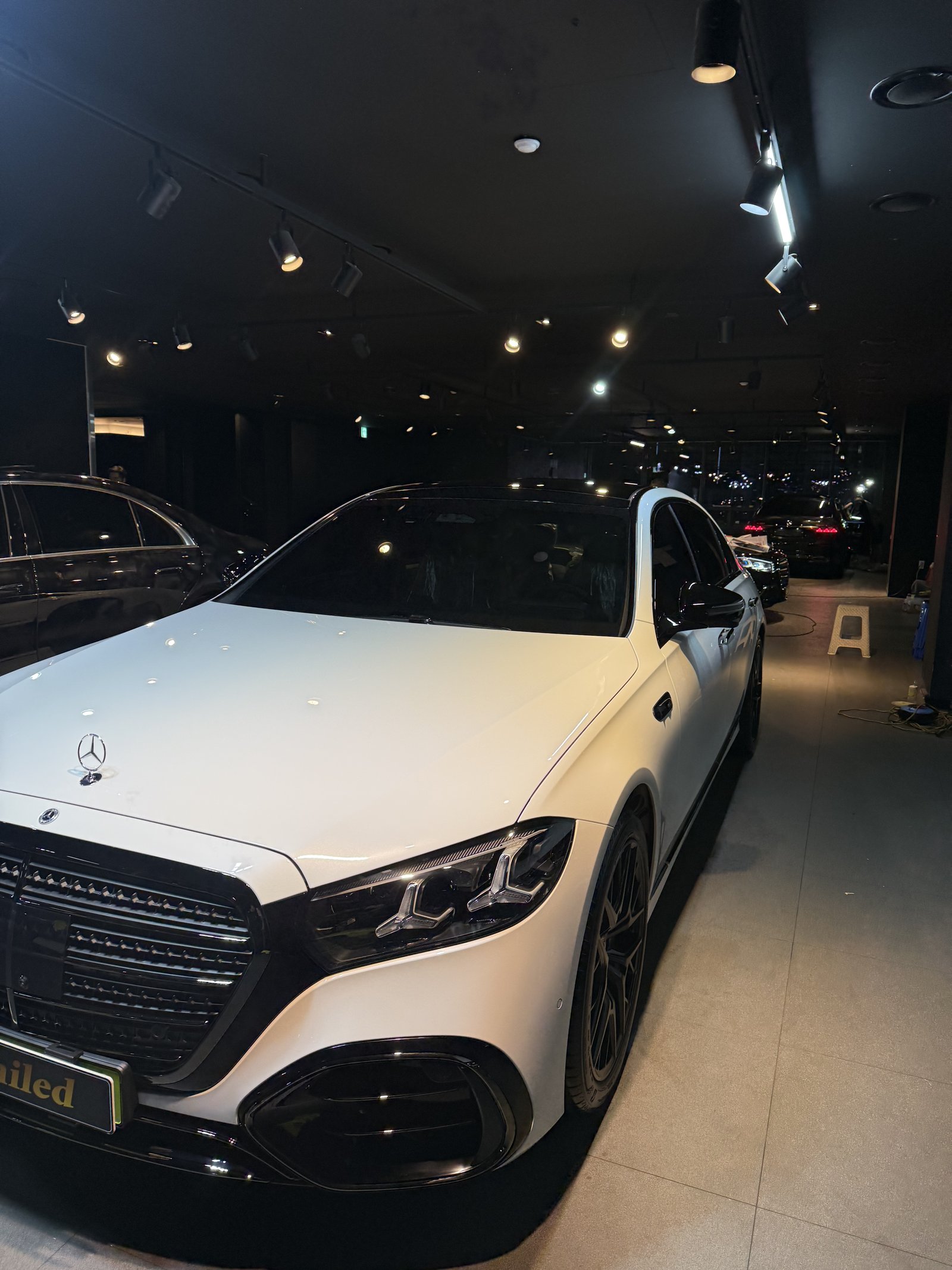 벤츠 S450 4MATIC 백색 신차 전측면 반사