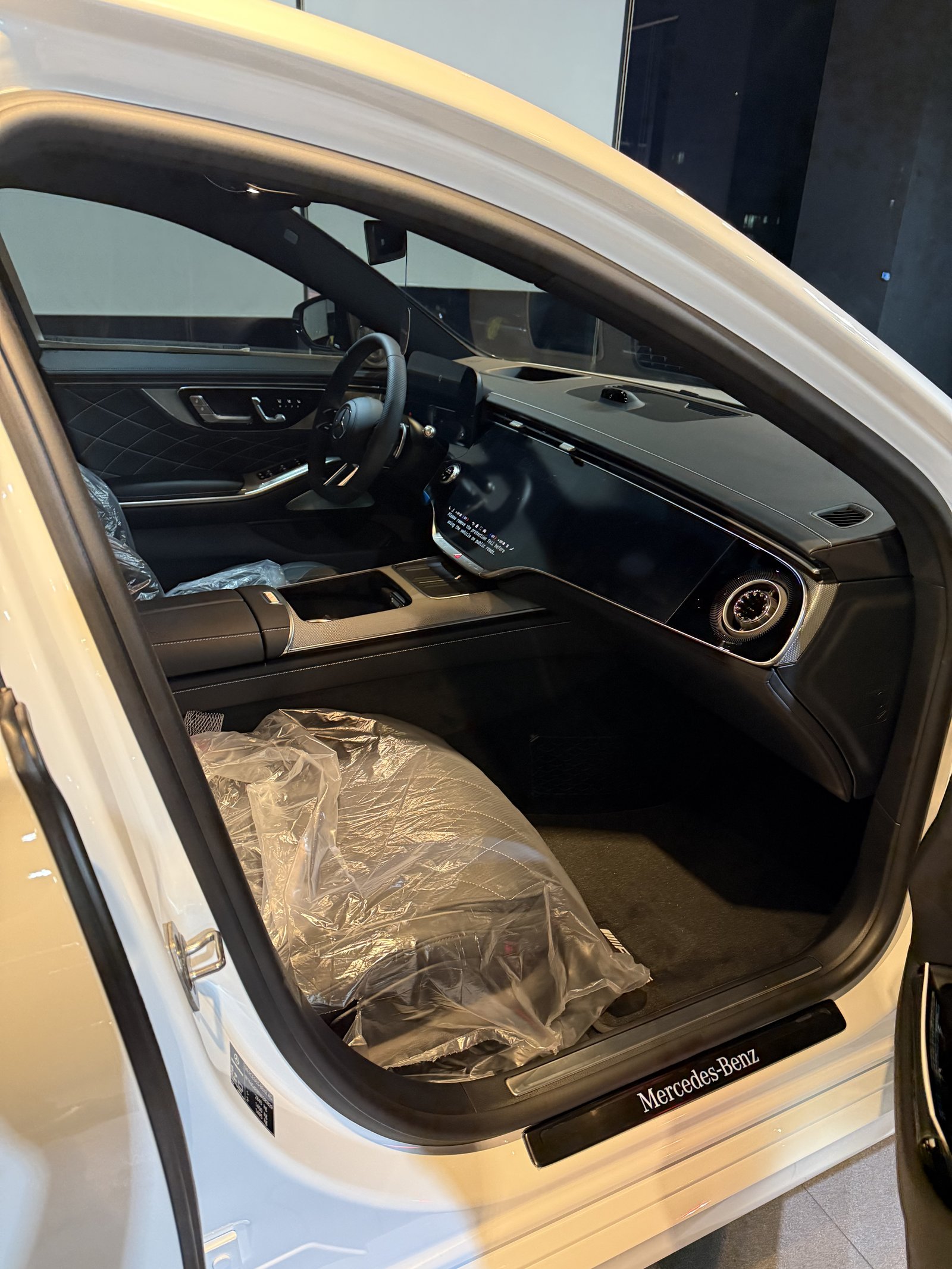 벤츠 S450 4MATIC 백색 신차 실내 - 출고 전 컨디션