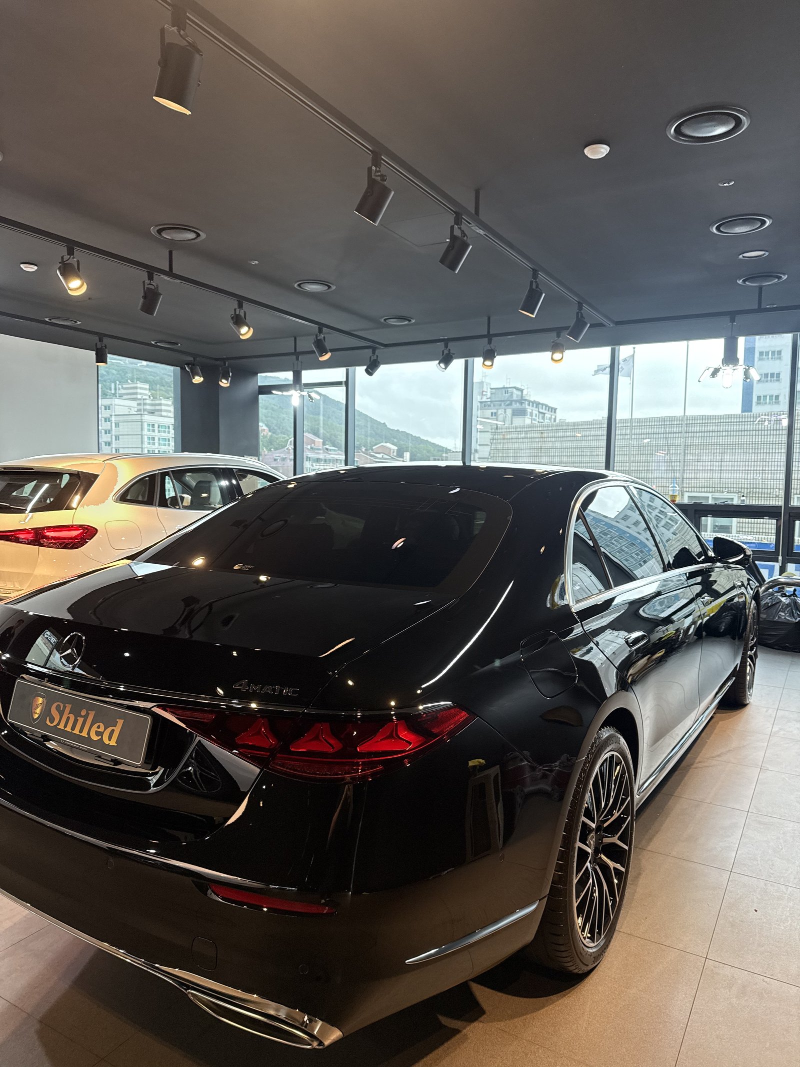 벤츠 S500 검정 신차 후측면 - 출고 전 코팅