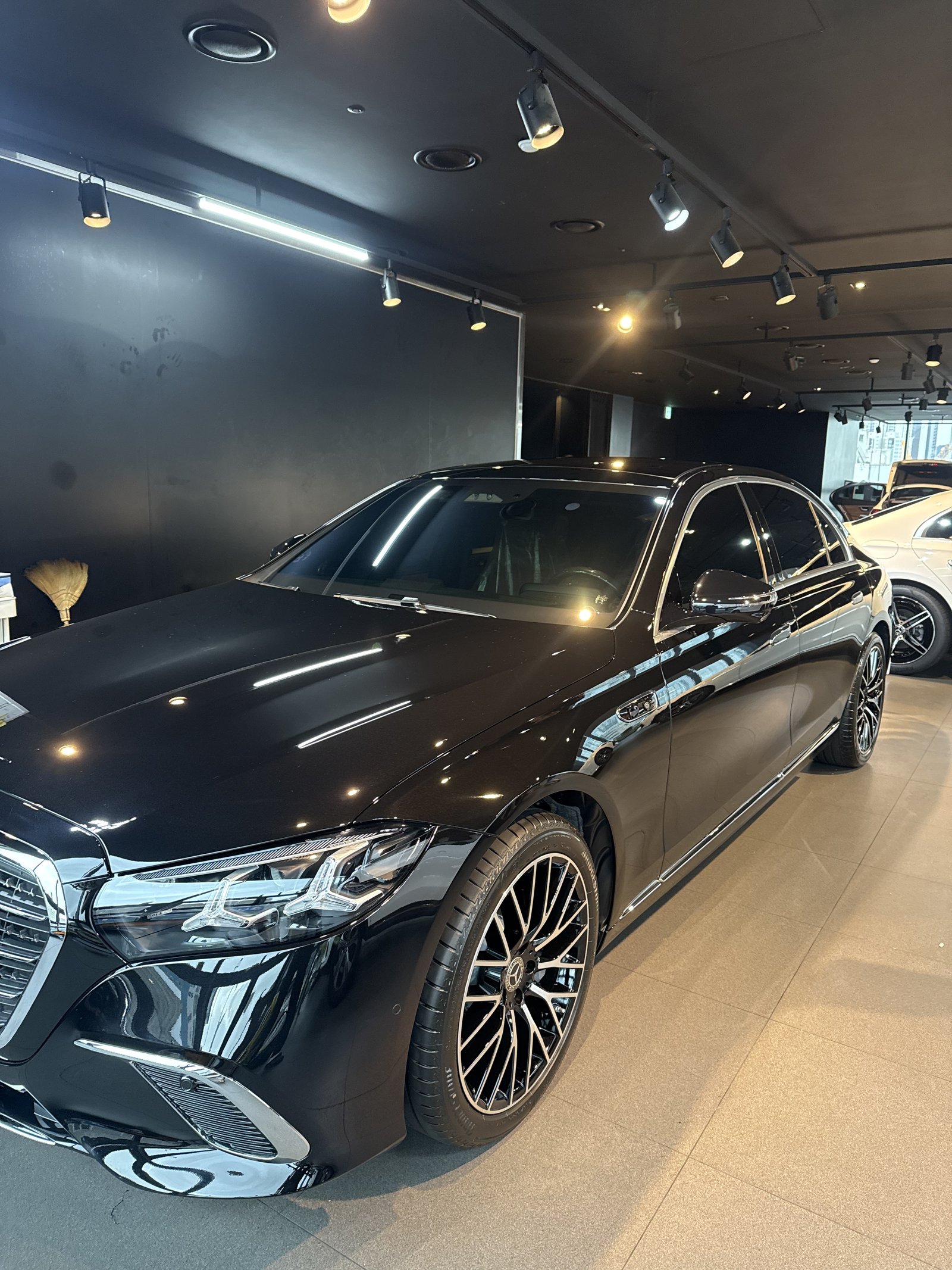 벤츠 S500 검정 신차 전측면 반사