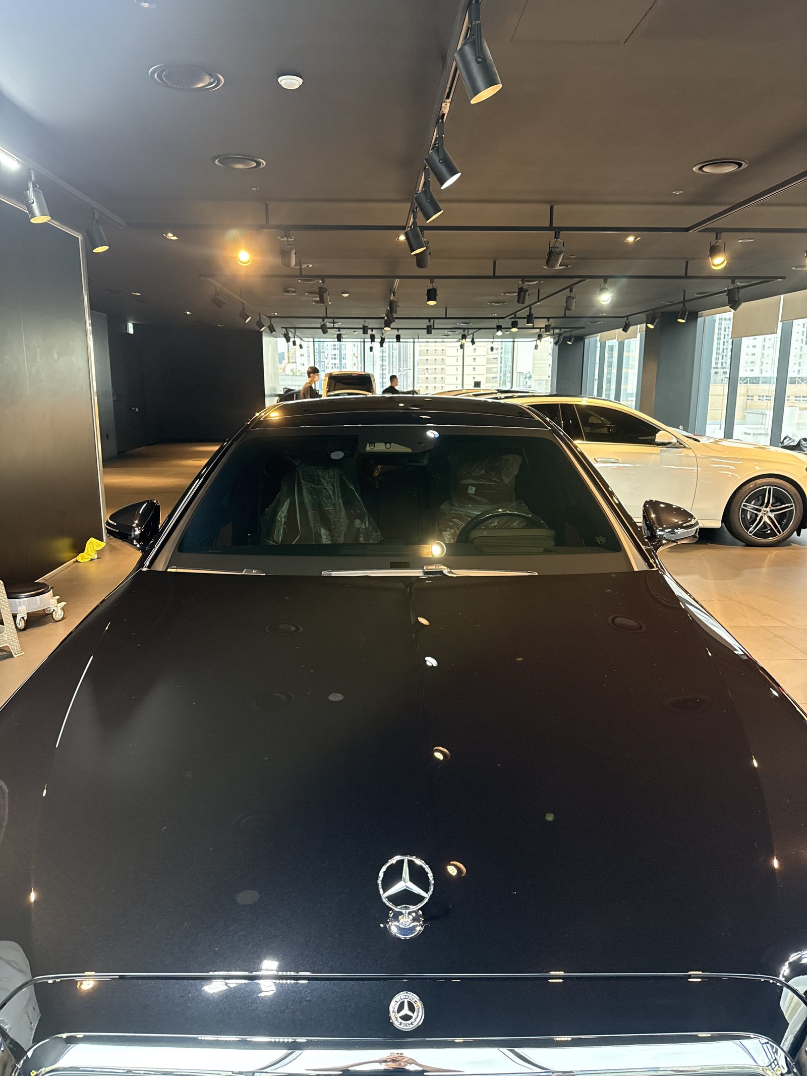 벤츠 S500 검정 신차 보닛 반사 - 출고 전 유리막코팅