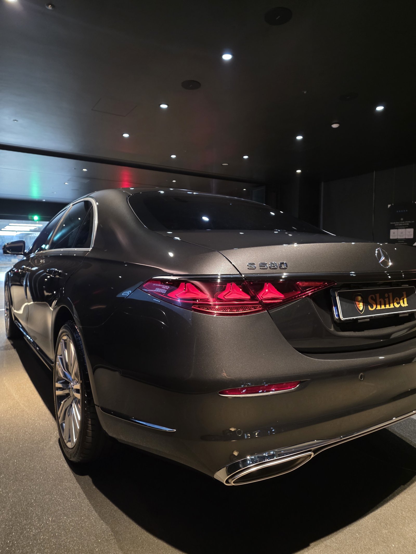 벤츠 S580 그레이 신차 전측면 반사