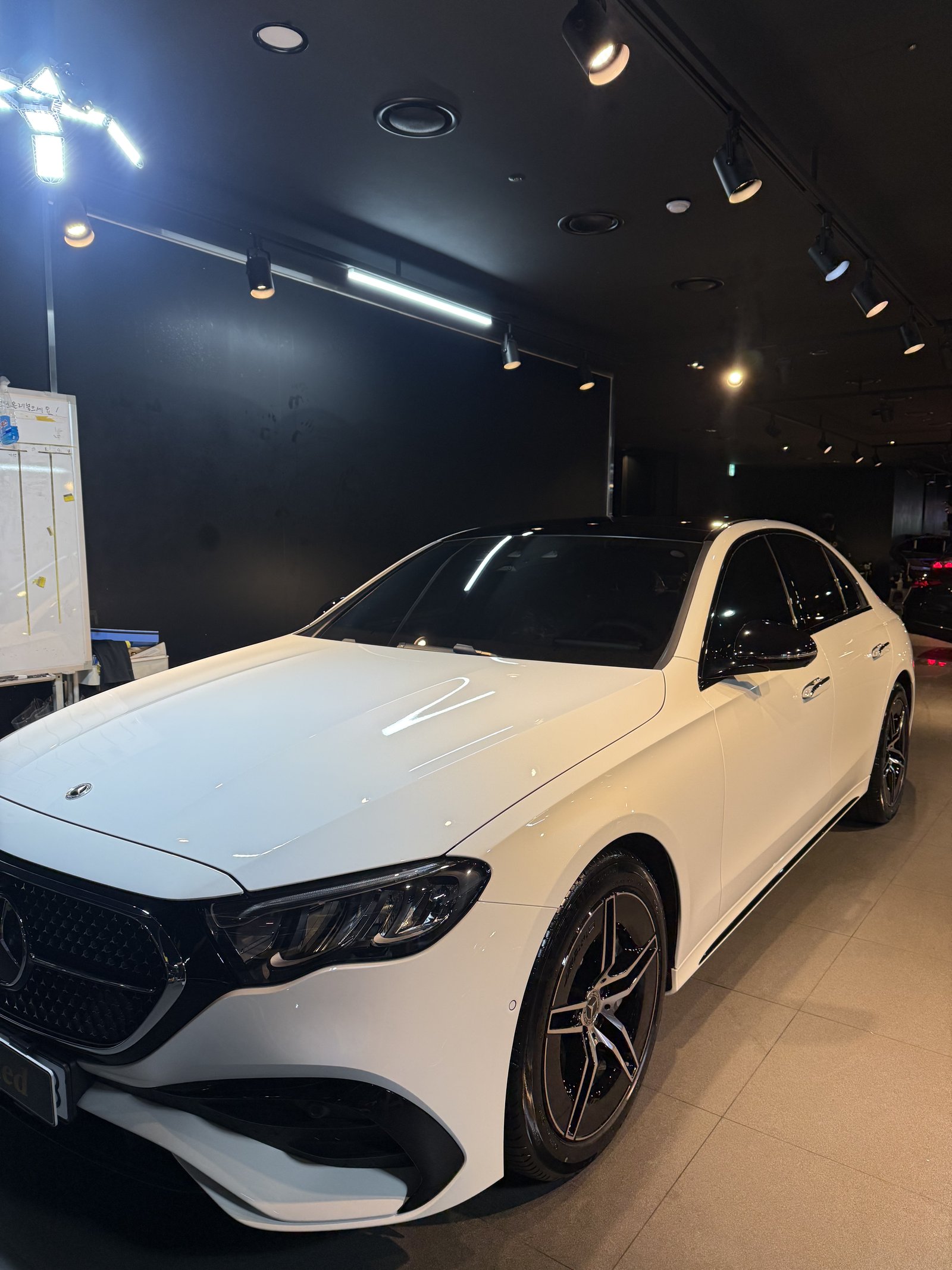 벤츠 E200 AMG 신차 전측면 반사
