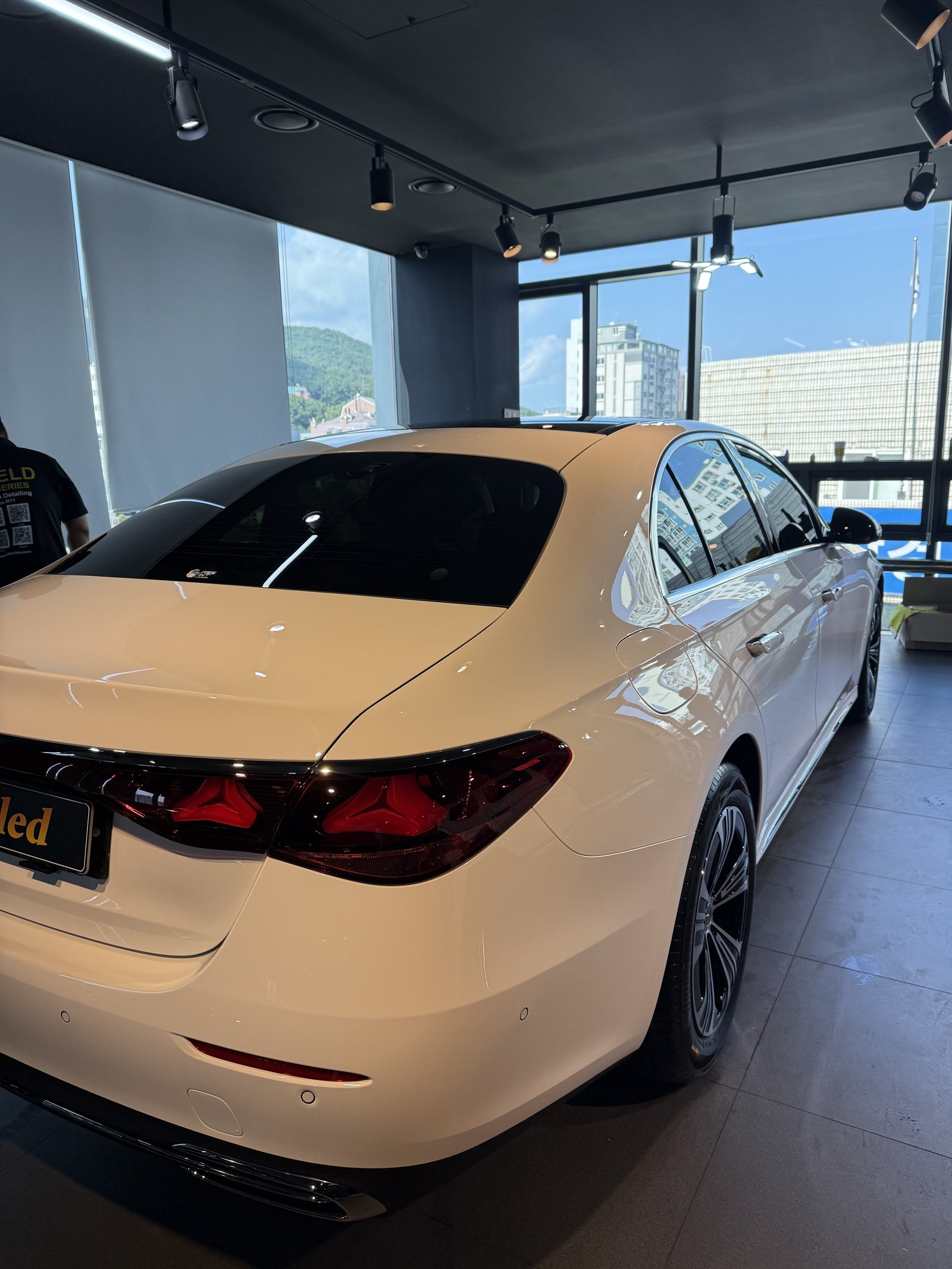 벤츠 E200 익스클루시브 신차 후측면 - 출고 전 코팅