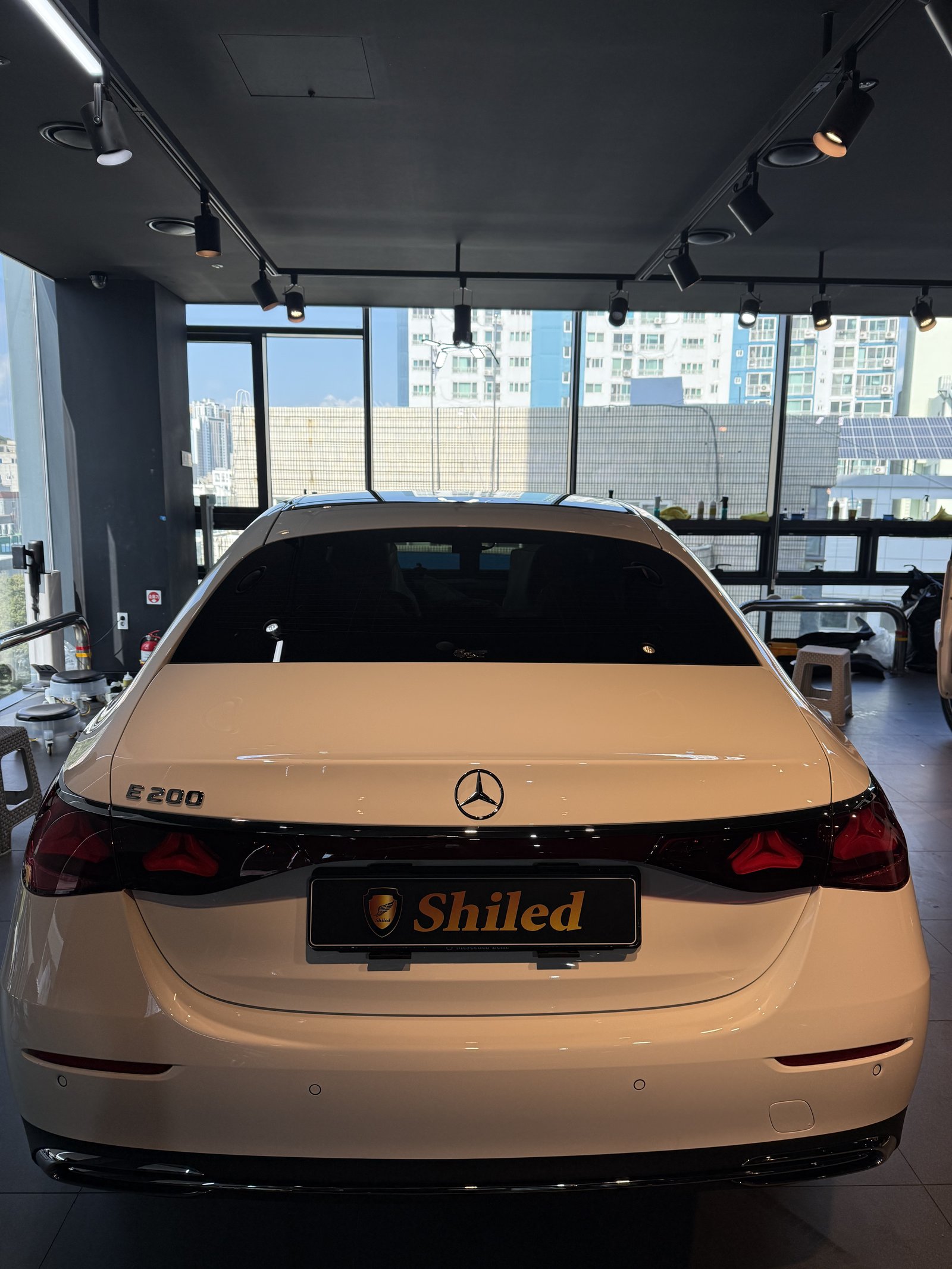 벤츠 E200 익스클루시브 신차 후면 - 부산 쉴드광택 신차코팅