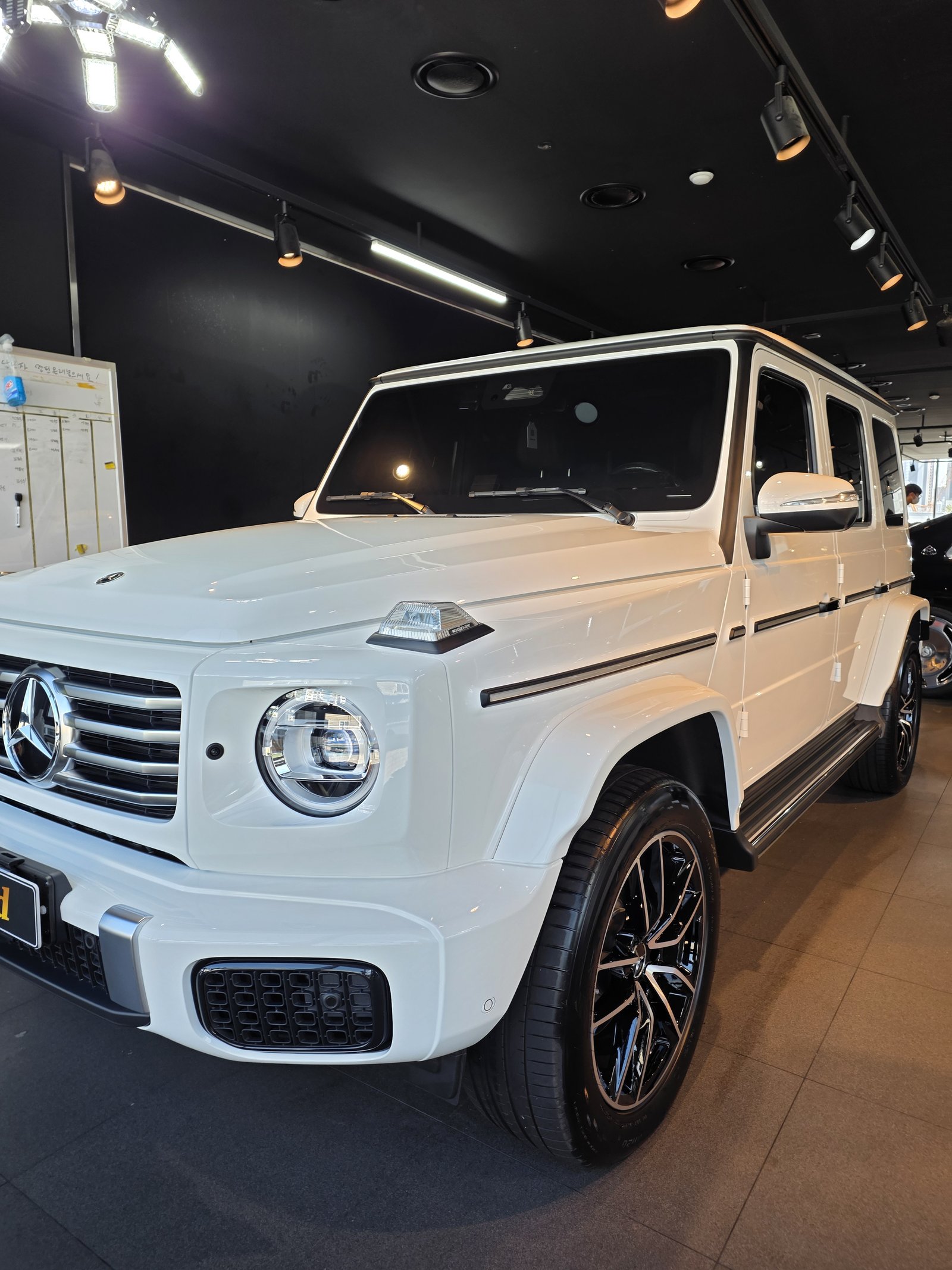 벤츠 G450 신차 보닛 반사 - 출고 전 유리막코팅
