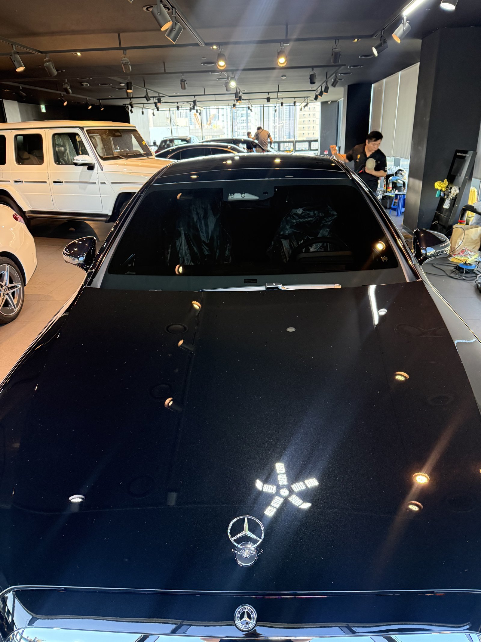 벤츠 S450 신차 보닛 반사 - 출고 전 유리막코팅