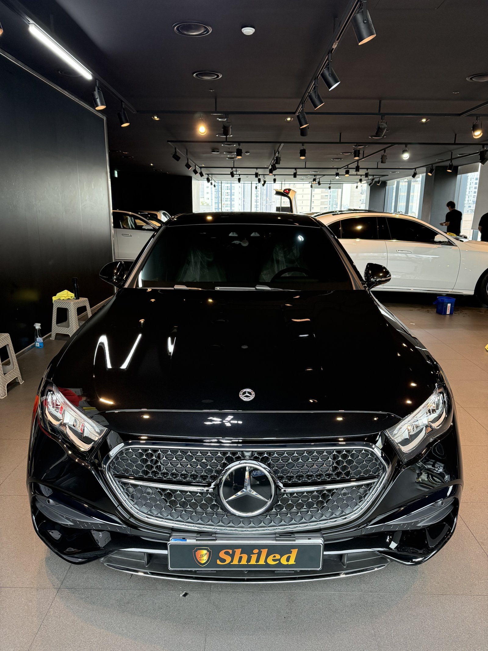 벤츠 E200 AMG 검정 신차 유리막코팅 정면 - 부산 쉴드광택