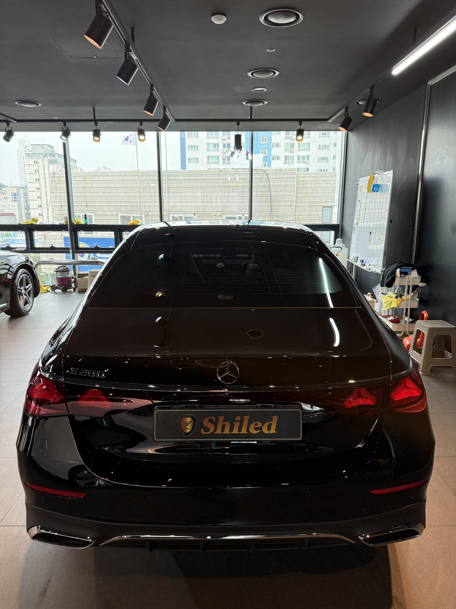 벤츠 E200 AMG 신차 후면 - 부산 쉴드광택 신차코팅