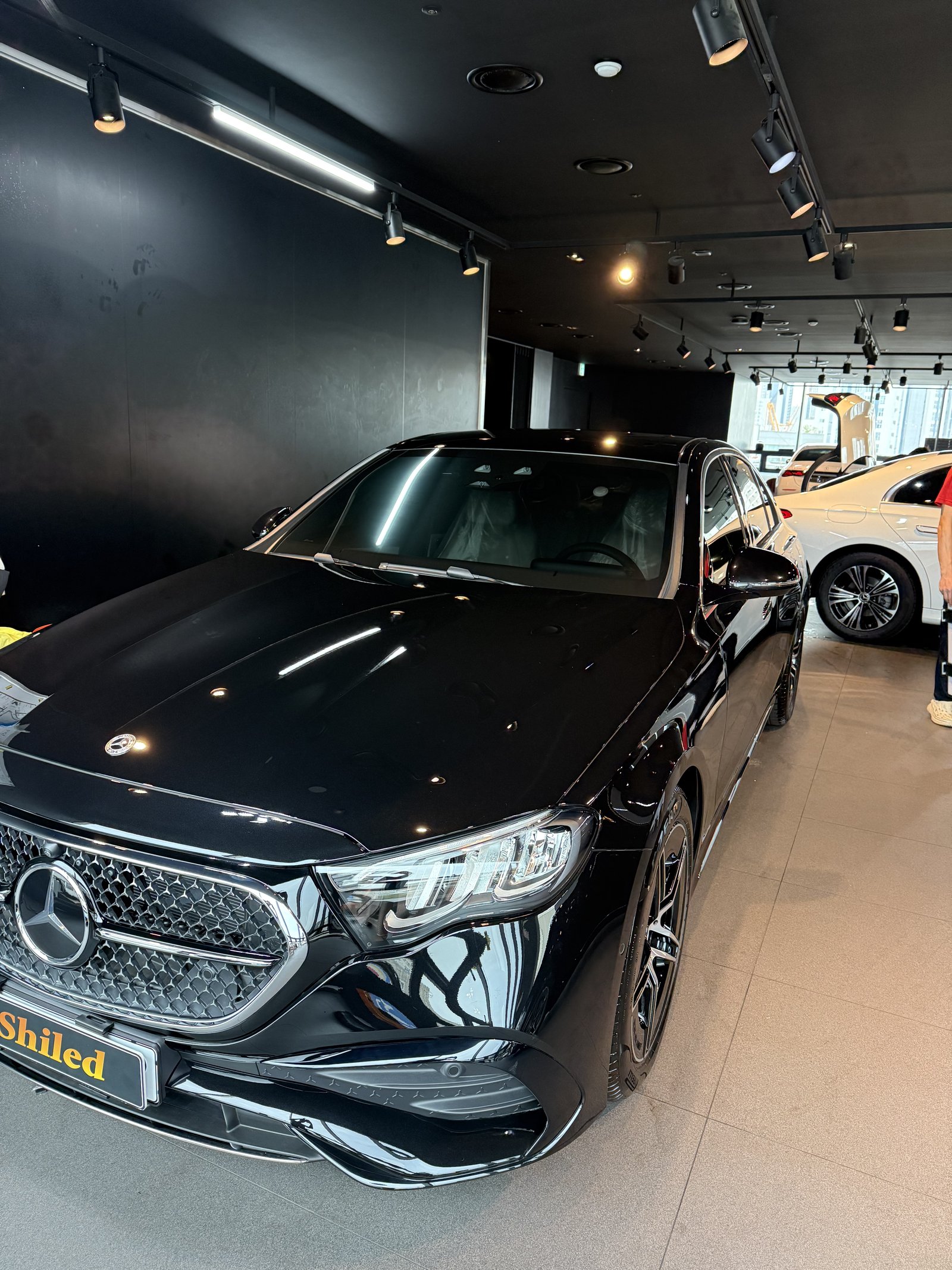 벤츠 E200 AMG 신차 전측면 반사