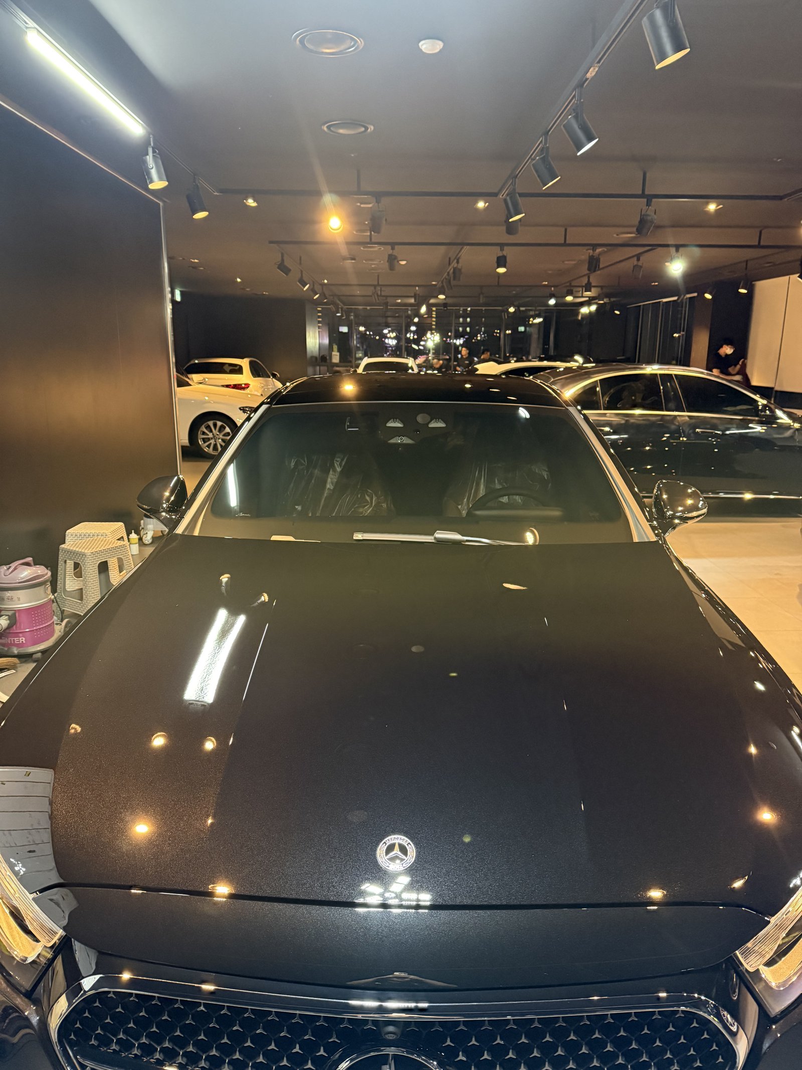 벤츠 E200 AMG 신차 보닛 반사 - 출고 전 유리막코팅