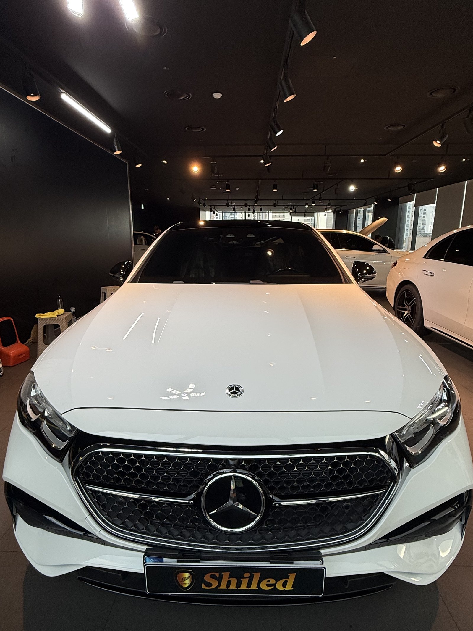 벤츠 E200 AMG 백색 신차 유리막코팅 정면 - 부산 쉴드광택