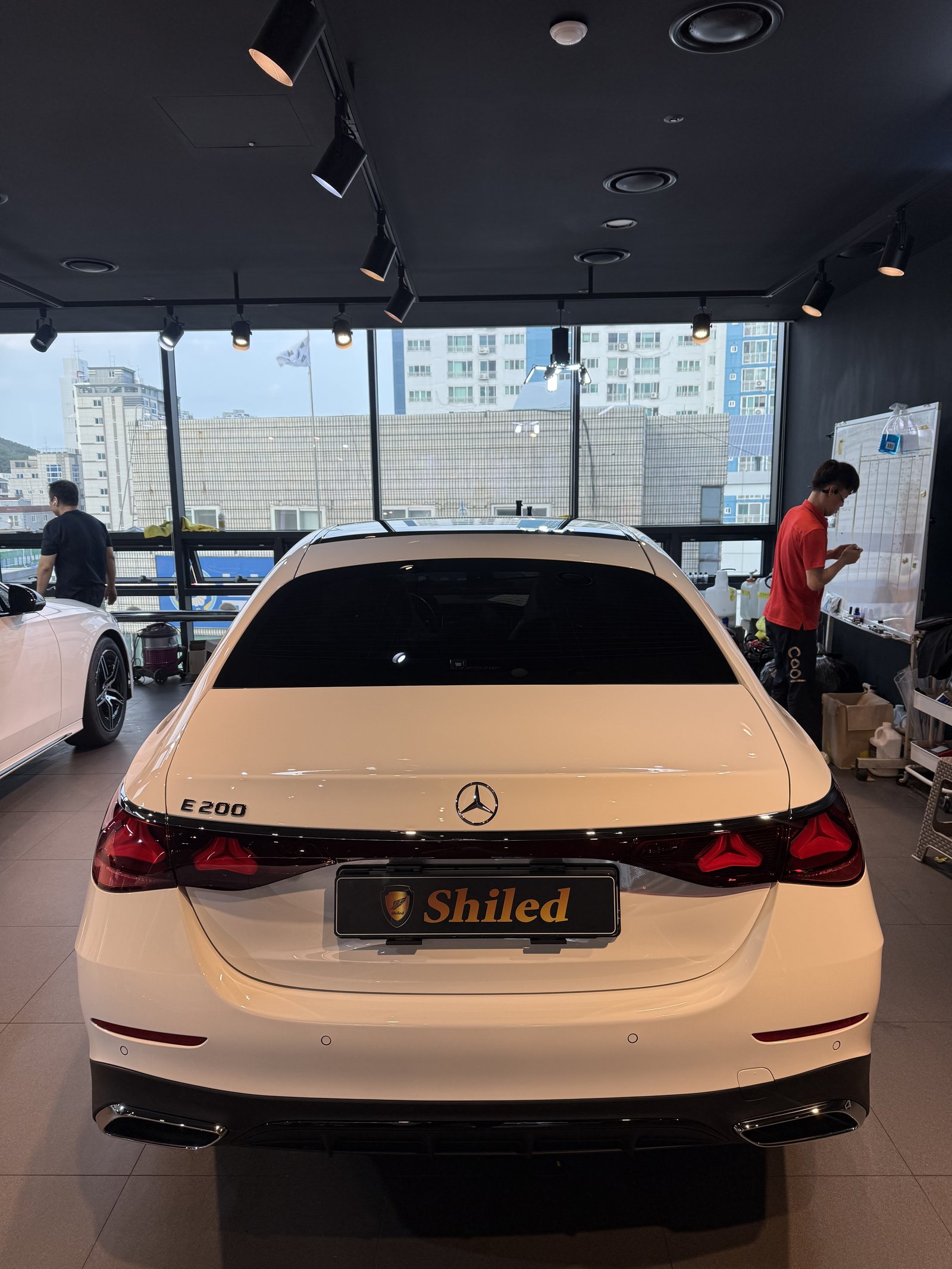 벤츠 E200 AMG 신차 후면 - 부산 쉴드광택 신차코팅
