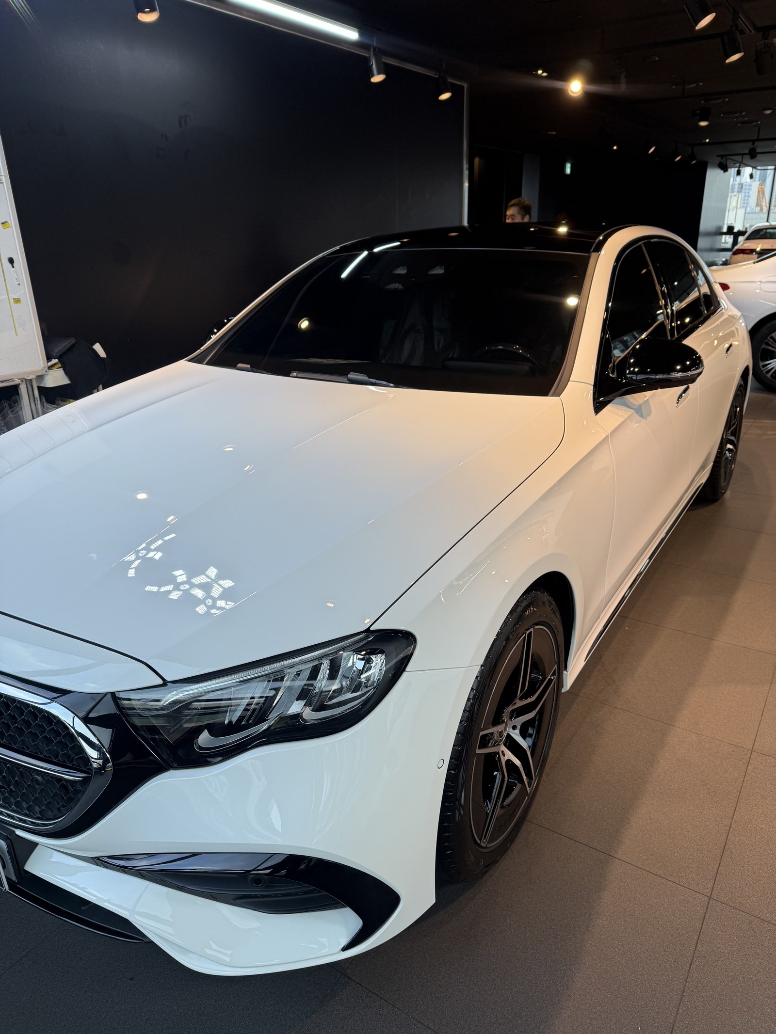 벤츠 E200 AMG 신차 전측면 반사