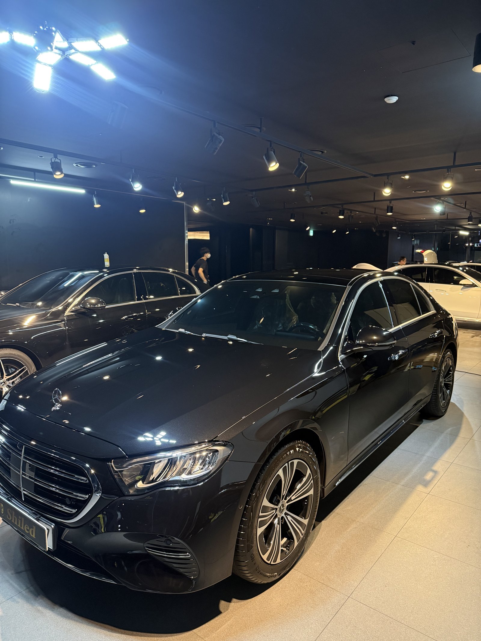 벤츠 E200 익스클루시브 신차 전측면 반사
