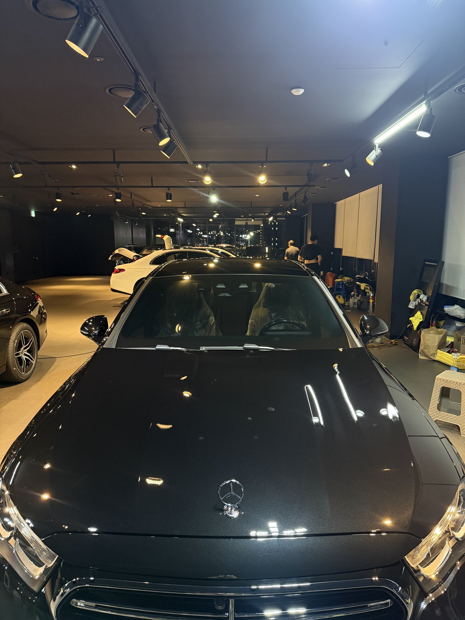 벤츠 E200 익스클루시브 신차 보닛 반사 - 출고 전 유리막코팅