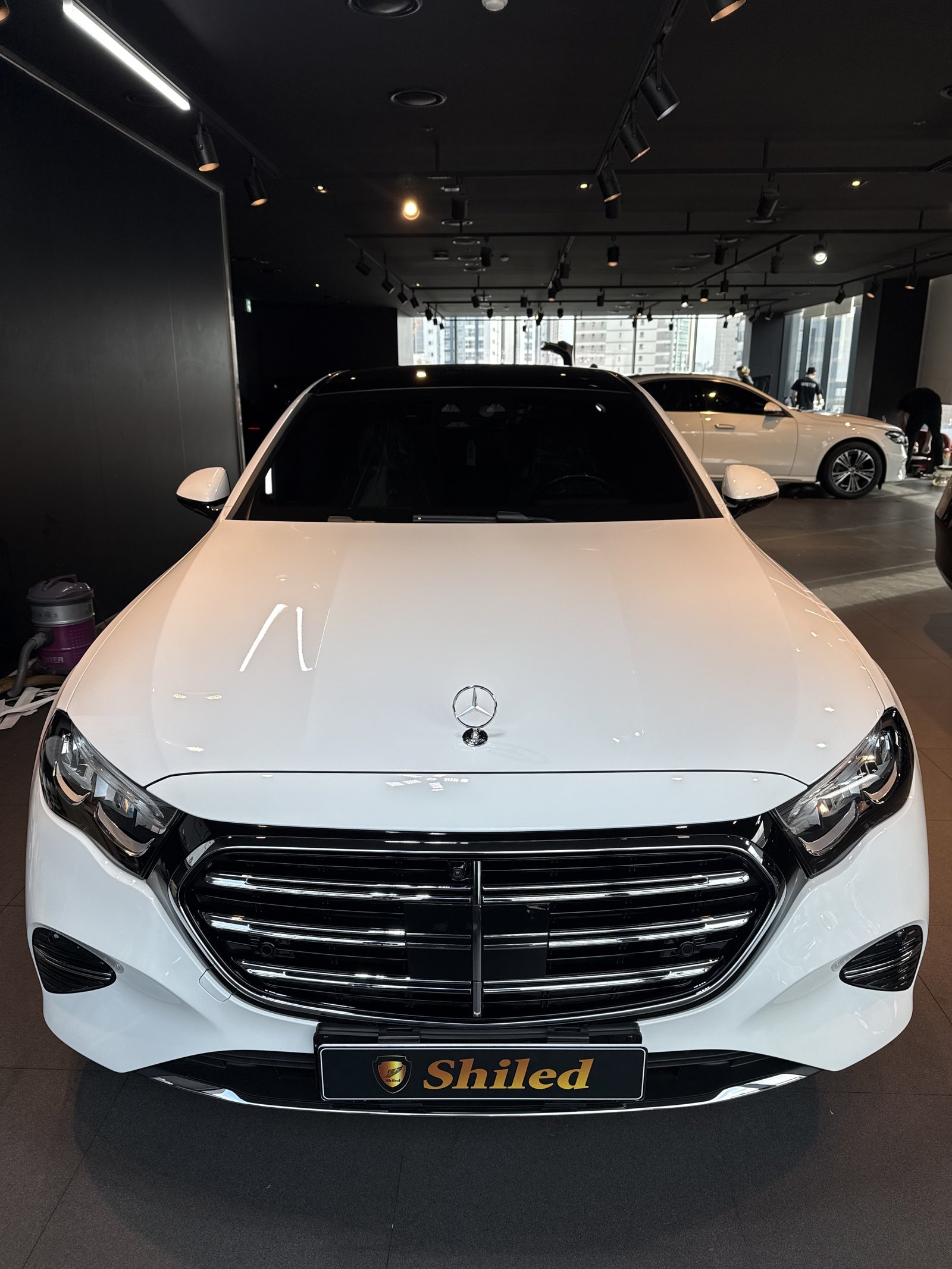 벤츠 E200 익스클루시브 백색 신차 유리막코팅 정면 - 부산 쉴드광택