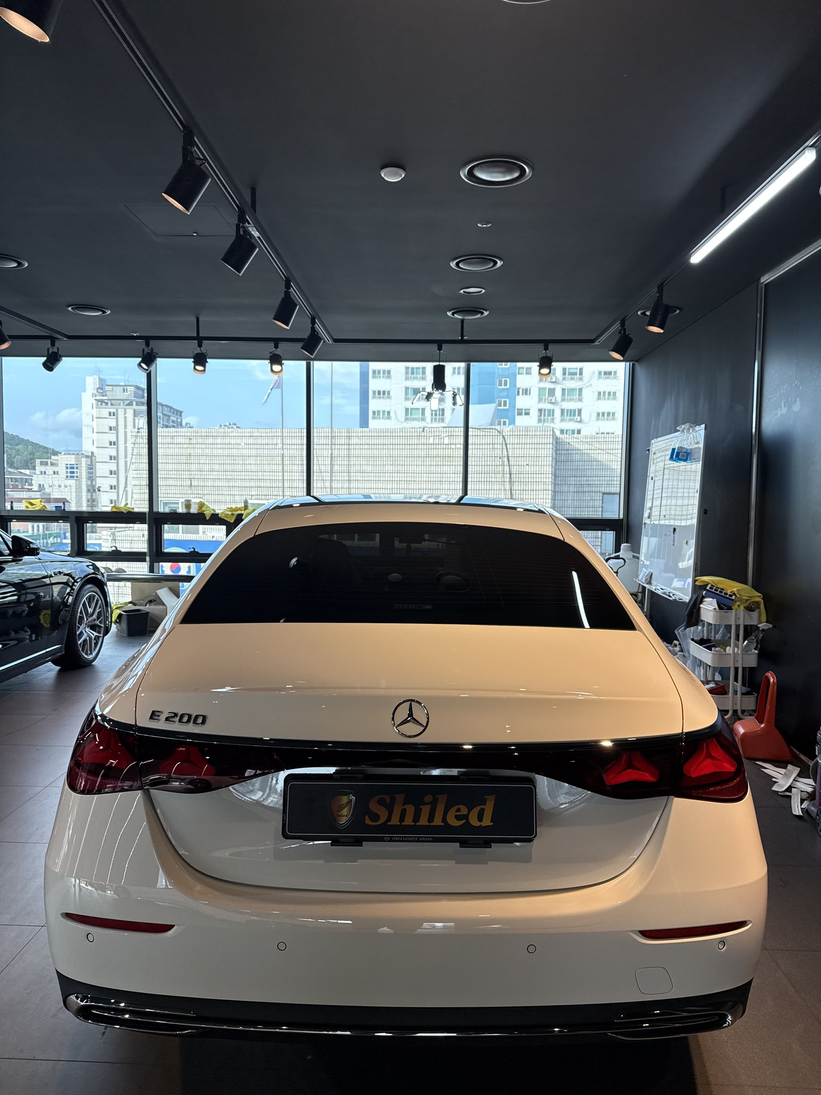 벤츠 E200 익스클루시브 신차 후면 - 부산 쉴드광택 신차코팅