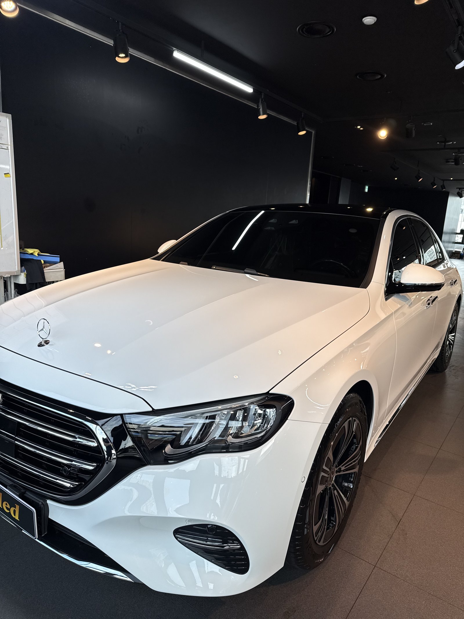 벤츠 E200 익스클루시브 신차 전측면 반사