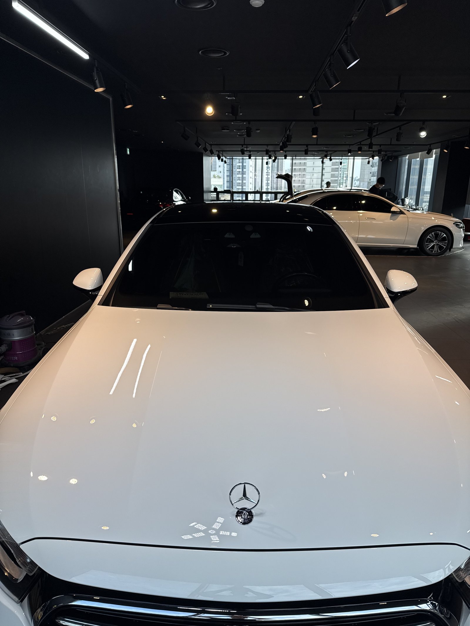 벤츠 E200 익스클루시브 신차 보닛 반사 - 출고 전 유리막코팅