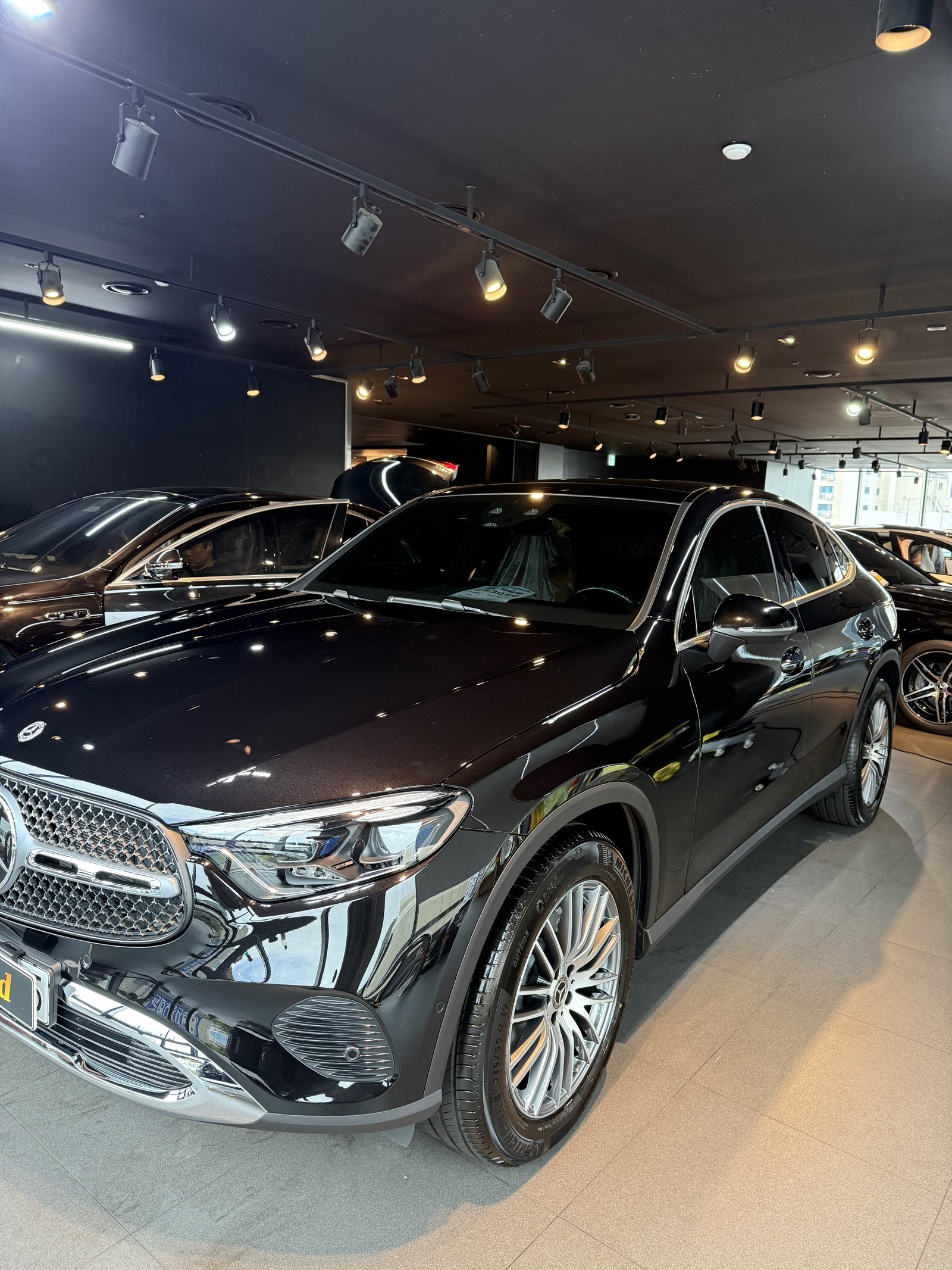 벤츠 GLC300 쿠페 신차 전측면 반사