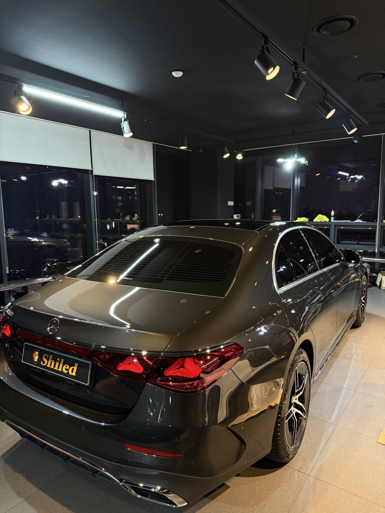 E200 AMG 그레이 후측면 - 출고 전 코팅