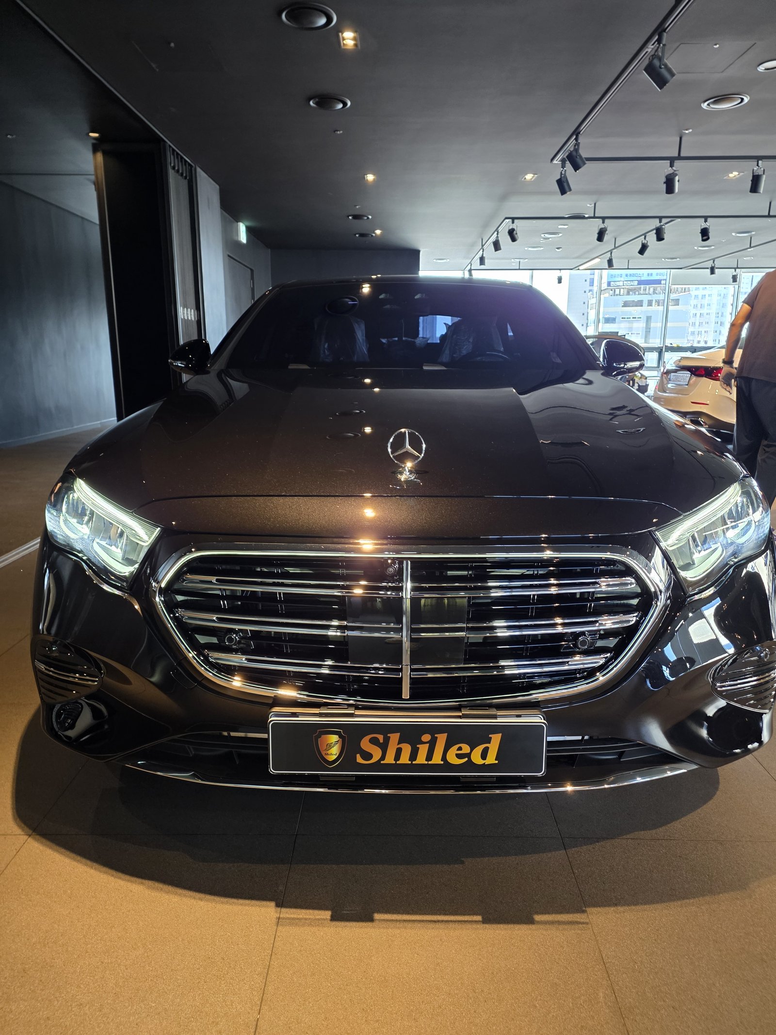 벤츠 E200 AMG 그레이 신차 유리막코팅 정면 - 부산 쉴드광택