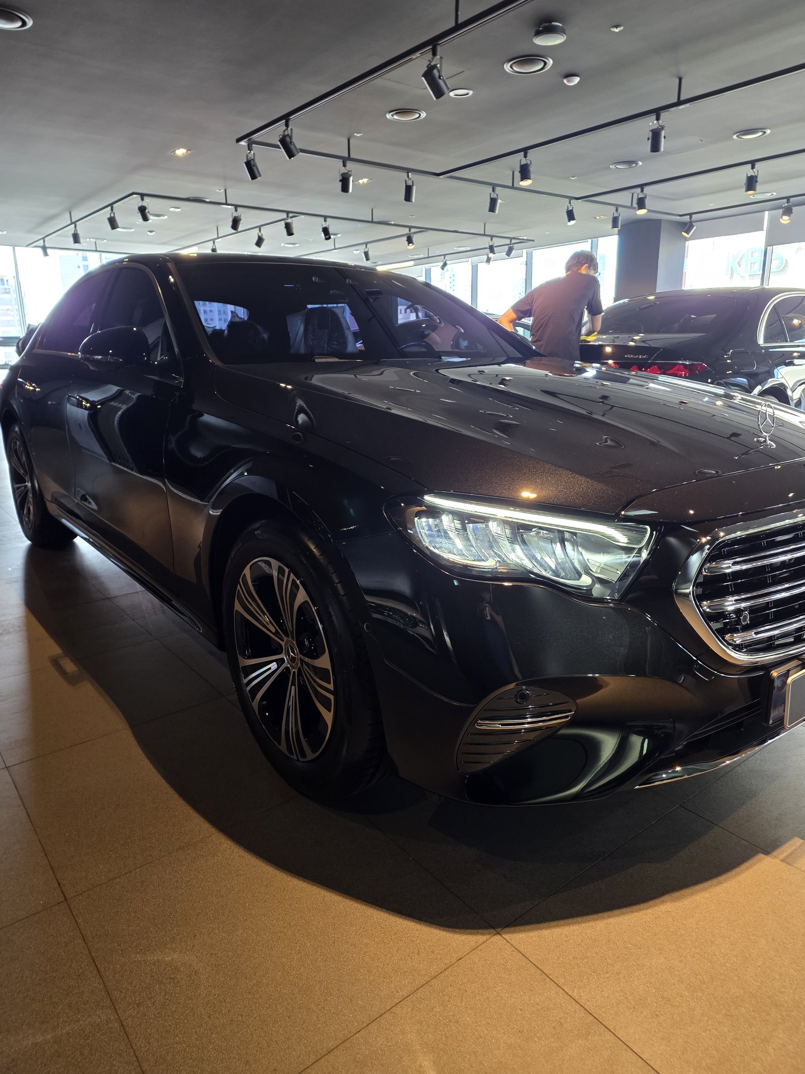 벤츠 E200 AMG 그레이 전측면 - 출고 전 코팅