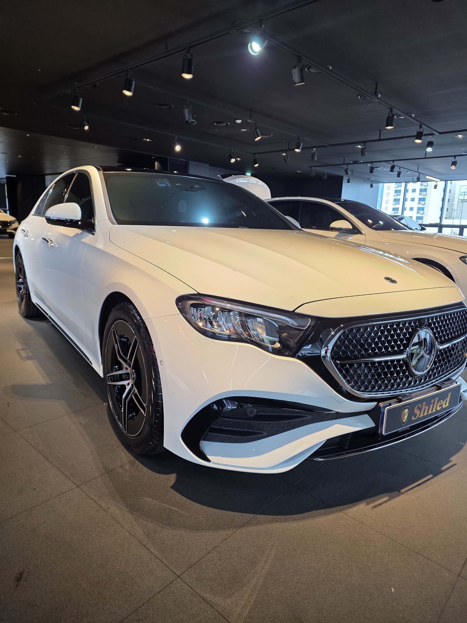 벤츠 E200 AMG 백색 전측면 - 출고 전 코팅