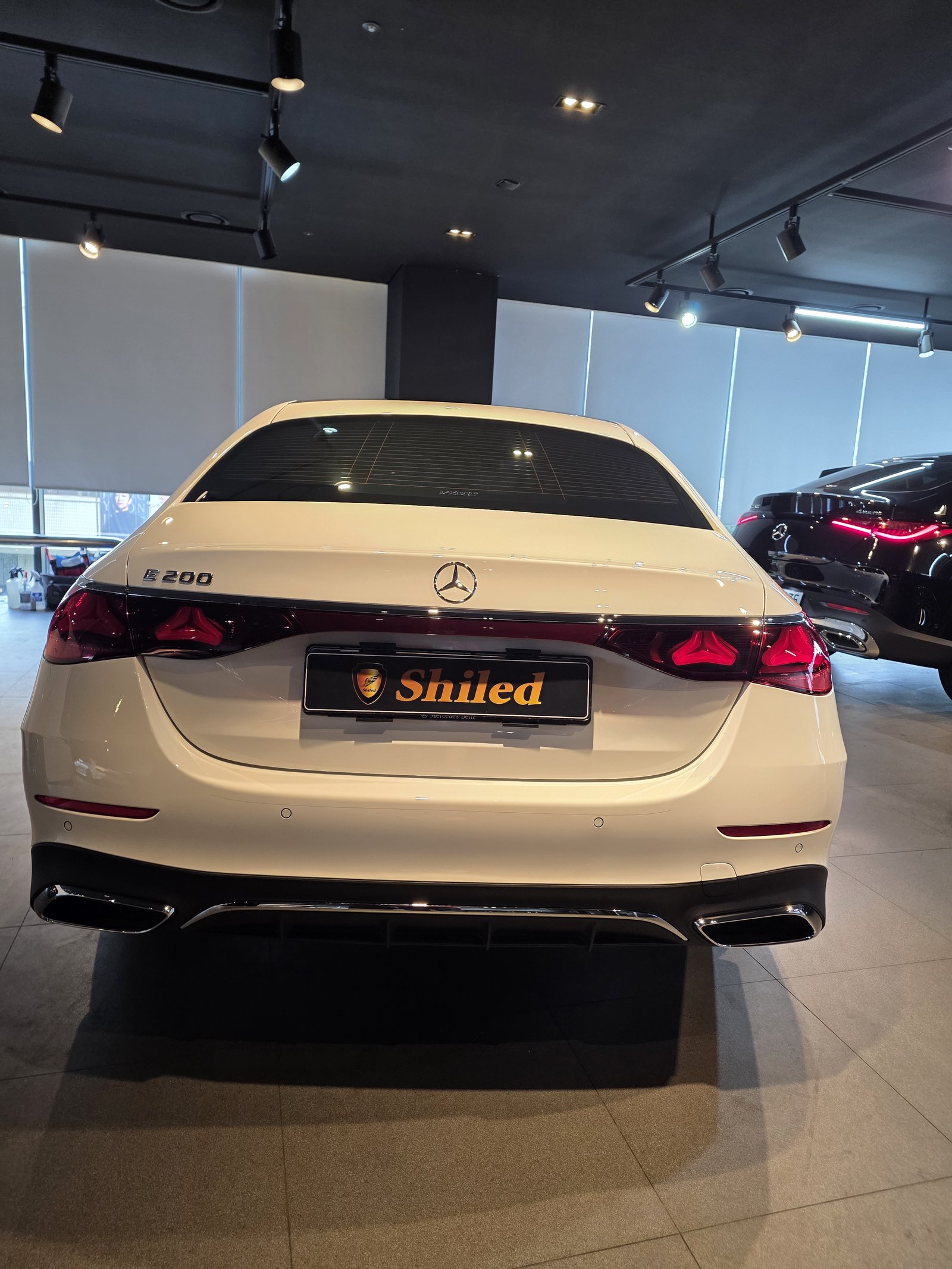 벤츠 E200 AMG 백색 후면 - 부산 쉴드광택 신차코팅