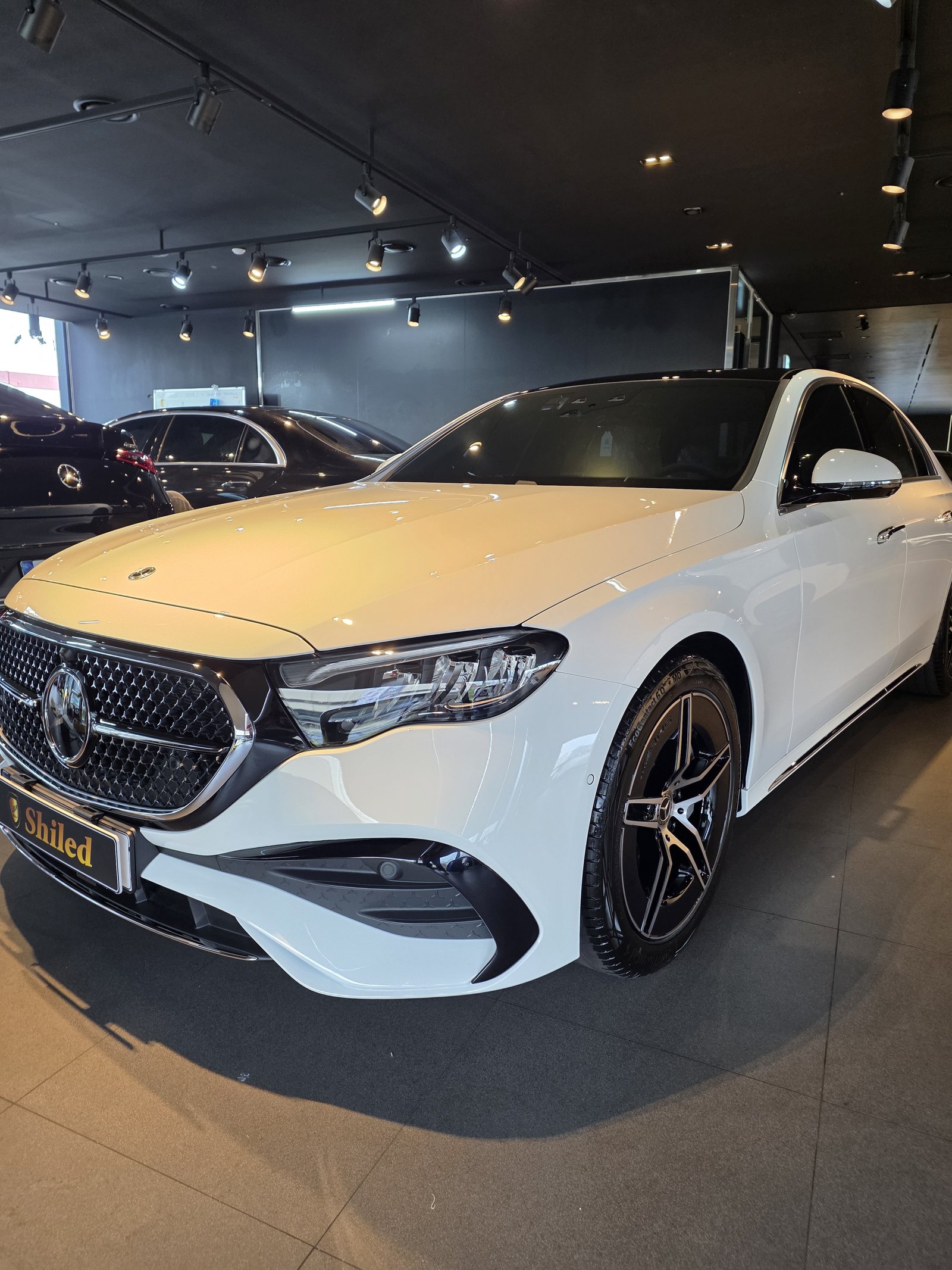 벤츠 E200 AMG 백색 전측면 반사 - 부산 유리막코팅